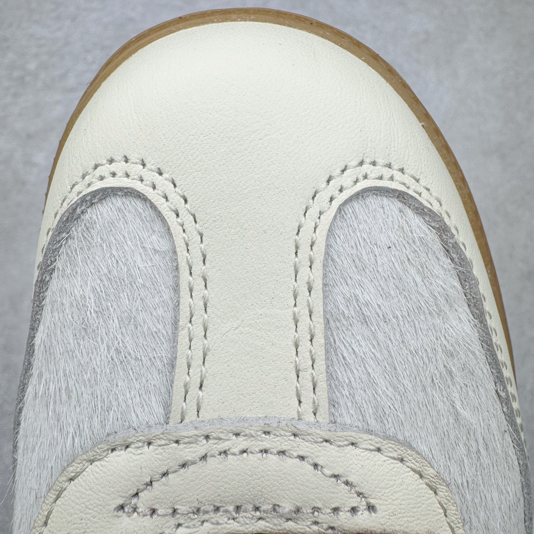 图片[16]-＃HP纯原 Wales Bonner x AD Originals Samba Classic 桑巴舞系列绅士德训足球风百搭低帮休闲运动板鞋 白酒红 IE0586 全套原纸板楦头开发 每道工序同步公司流程 确保原汁原味 完美呈现原鞋版型 原厂高频磨具加持 精准内部资源对接 Logo字体百分百还原 原厂特供纳米纤维板 区别市面劣质纸板中底 原厂海玻璃鞋垫 正确3/2横条宽版背胶 一比一鞋头弧度高度鞋身弧度 烫金亮度高频深浅同步原鞋 独家私模最大47.5 半透明橡胶大底 原厂定制真马毛毛皮组合环保纤维革鞋面 原厂港宝加持定型后跟R度完美 原厂高频磨具加持 Logo字体 凹凸明显 轮廓分明 描漆定位精准 三道杠为尖角45°锯齿状 高频立体感很强 区别圆形锯齿 已最大程度还原公司 欢迎对比 此次双方的全新联名鞋款也均以 Originals Samba 为基础 同时共打造了四款风格迥异的鞋款 要说最亮眼的还是当属这双「豹纹」配色 除了标志性的鞋身图案外 侧面马毛材质的使用也让整双鞋质感得到升华 同时搭配上鞋身两侧经典的白色 AD「三道杠」Logo 以及蓝色的内衬 也呈现出多层次视觉体验 而要论最吸睛的还要数鞋舌处延续了的「大舌头」设计 当然这也正是 Wales Bonner 品牌与 adidas Samba 合作的产品亮点之一 尺码：35.5 36 36.5 37.5 38 38.5 39 40 40.5 41 42 42.5 43 44 44.5 45 46 47-选品中心