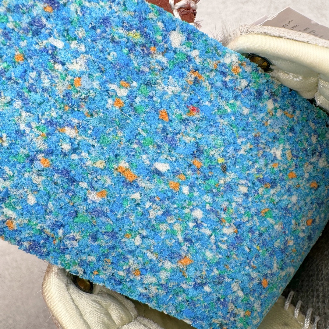 图片[12]-＃HP纯原 Wales Bonner x AD Originals Samba Classic 桑巴舞系列绅士德训足球风百搭低帮休闲运动板鞋 白酒红 IE0586 全套原纸板楦头开发 每道工序同步公司流程 确保原汁原味 完美呈现原鞋版型 原厂高频磨具加持 精准内部资源对接 Logo字体百分百还原 原厂特供纳米纤维板 区别市面劣质纸板中底 原厂海玻璃鞋垫 正确3/2横条宽版背胶 一比一鞋头弧度高度鞋身弧度 烫金亮度高频深浅同步原鞋 独家私模最大47.5 半透明橡胶大底 原厂定制真马毛毛皮组合环保纤维革鞋面 原厂港宝加持定型后跟R度完美 原厂高频磨具加持 Logo字体 凹凸明显 轮廓分明 描漆定位精准 三道杠为尖角45°锯齿状 高频立体感很强 区别圆形锯齿 已最大程度还原公司 欢迎对比 此次双方的全新联名鞋款也均以 Originals Samba 为基础 同时共打造了四款风格迥异的鞋款 要说最亮眼的还是当属这双「豹纹」配色 除了标志性的鞋身图案外 侧面马毛材质的使用也让整双鞋质感得到升华 同时搭配上鞋身两侧经典的白色 AD「三道杠」Logo 以及蓝色的内衬 也呈现出多层次视觉体验 而要论最吸睛的还要数鞋舌处延续了的「大舌头」设计 当然这也正是 Wales Bonner 品牌与 adidas Samba 合作的产品亮点之一 尺码：35.5 36 36.5 37.5 38 38.5 39 40 40.5 41 42 42.5 43 44 44.5 45 46 47-选品中心