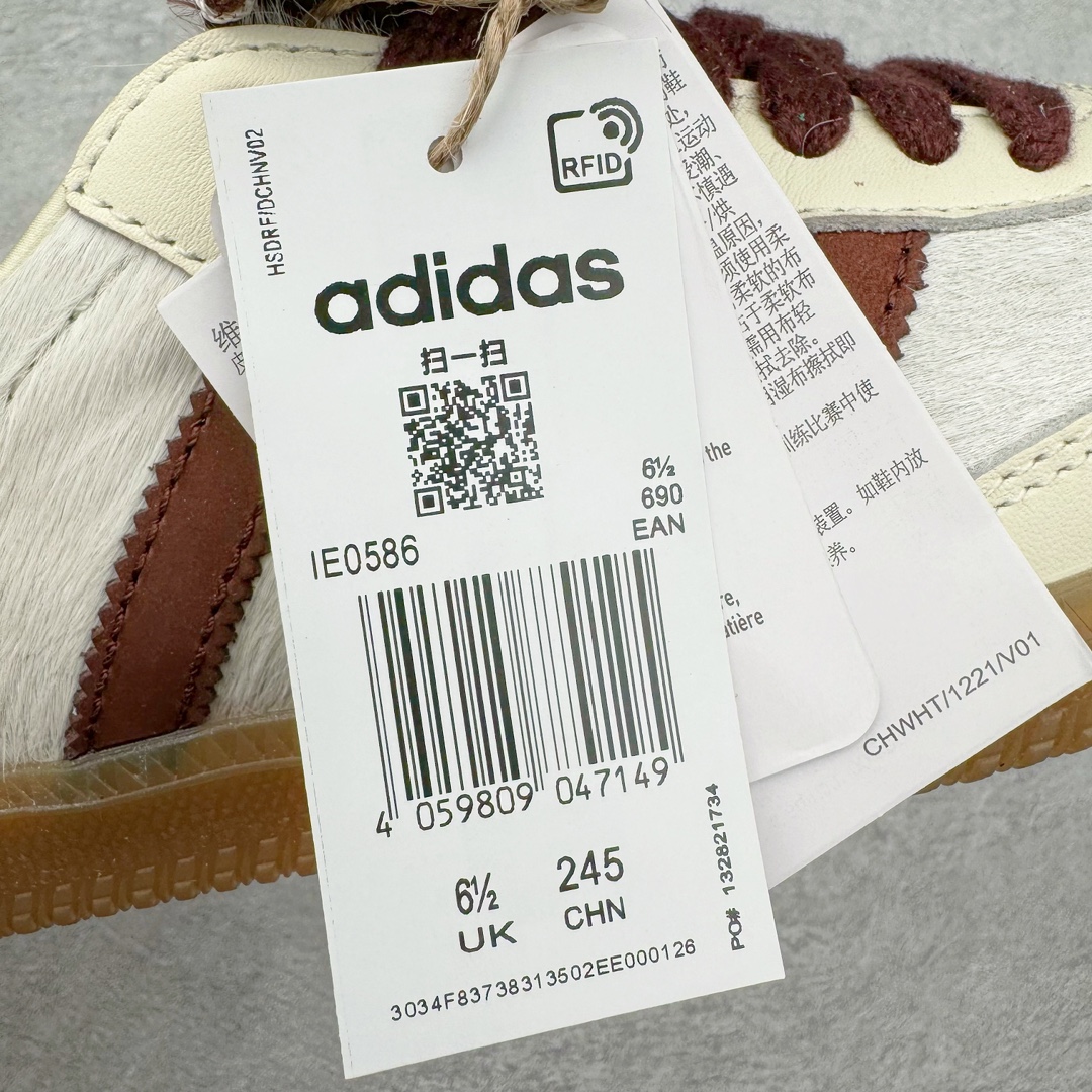 图片[18]-＃HP纯原 Wales Bonner x AD Originals Samba Classic 桑巴舞系列绅士德训足球风百搭低帮休闲运动板鞋 白酒红 IE0586 全套原纸板楦头开发 每道工序同步公司流程 确保原汁原味 完美呈现原鞋版型 原厂高频磨具加持 精准内部资源对接 Logo字体百分百还原 原厂特供纳米纤维板 区别市面劣质纸板中底 原厂海玻璃鞋垫 正确3/2横条宽版背胶 一比一鞋头弧度高度鞋身弧度 烫金亮度高频深浅同步原鞋 独家私模最大47.5 半透明橡胶大底 原厂定制真马毛毛皮组合环保纤维革鞋面 原厂港宝加持定型后跟R度完美 原厂高频磨具加持 Logo字体 凹凸明显 轮廓分明 描漆定位精准 三道杠为尖角45°锯齿状 高频立体感很强 区别圆形锯齿 已最大程度还原公司 欢迎对比 此次双方的全新联名鞋款也均以 Originals Samba 为基础 同时共打造了四款风格迥异的鞋款 要说最亮眼的还是当属这双「豹纹」配色 除了标志性的鞋身图案外 侧面马毛材质的使用也让整双鞋质感得到升华 同时搭配上鞋身两侧经典的白色 AD「三道杠」Logo 以及蓝色的内衬 也呈现出多层次视觉体验 而要论最吸睛的还要数鞋舌处延续了的「大舌头」设计 当然这也正是 Wales Bonner 品牌与 adidas Samba 合作的产品亮点之一 尺码：35.5 36 36.5 37.5 38 38.5 39 40 40.5 41 42 42.5 43 44 44.5 45 46 47-选品中心