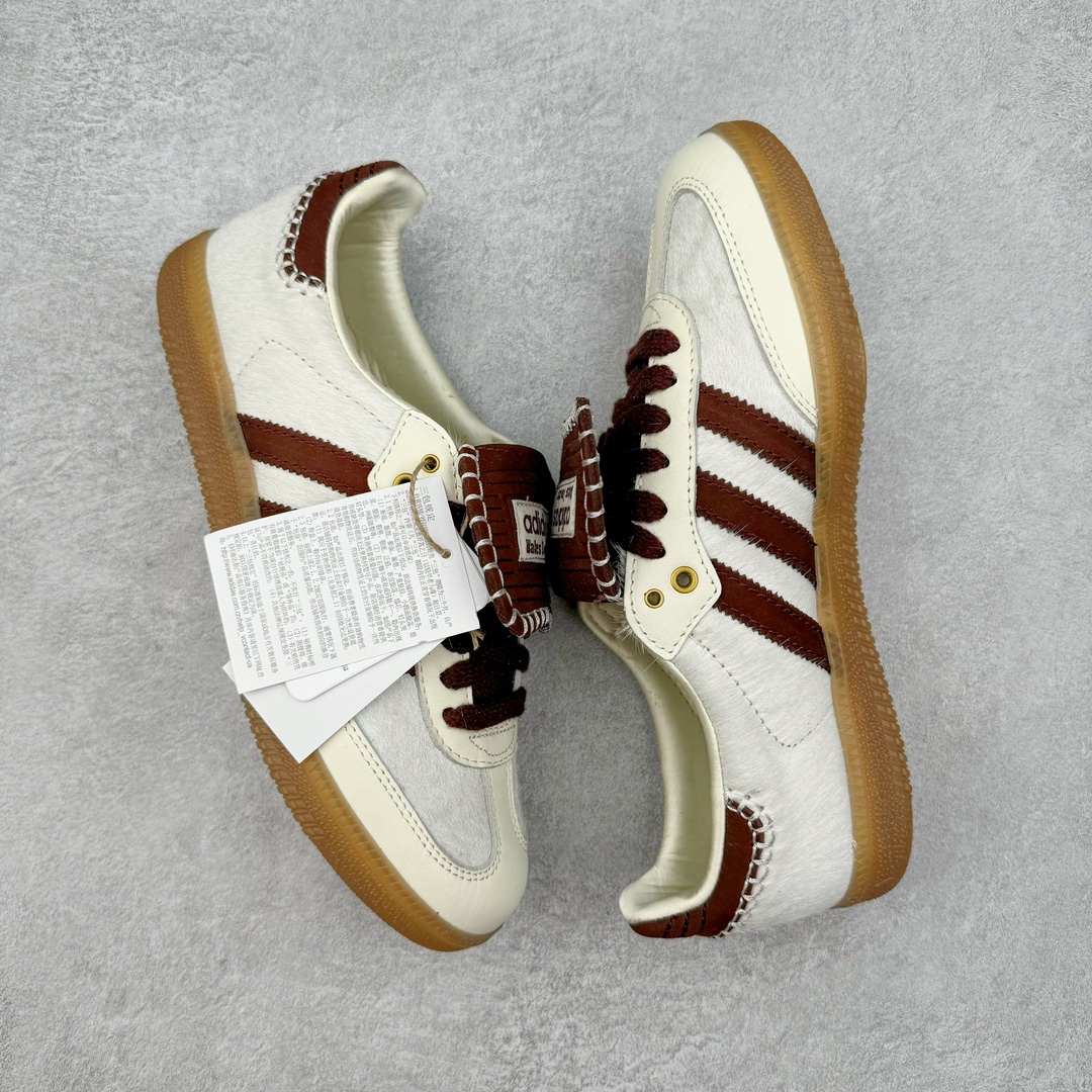 图片[3]-＃HP纯原 Wales Bonner x AD Originals Samba Classic 桑巴舞系列绅士德训足球风百搭低帮休闲运动板鞋 白酒红 IE0586 全套原纸板楦头开发 每道工序同步公司流程 确保原汁原味 完美呈现原鞋版型 原厂高频磨具加持 精准内部资源对接 Logo字体百分百还原 原厂特供纳米纤维板 区别市面劣质纸板中底 原厂海玻璃鞋垫 正确3/2横条宽版背胶 一比一鞋头弧度高度鞋身弧度 烫金亮度高频深浅同步原鞋 独家私模最大47.5 半透明橡胶大底 原厂定制真马毛毛皮组合环保纤维革鞋面 原厂港宝加持定型后跟R度完美 原厂高频磨具加持 Logo字体 凹凸明显 轮廓分明 描漆定位精准 三道杠为尖角45°锯齿状 高频立体感很强 区别圆形锯齿 已最大程度还原公司 欢迎对比 此次双方的全新联名鞋款也均以 Originals Samba 为基础 同时共打造了四款风格迥异的鞋款 要说最亮眼的还是当属这双「豹纹」配色 除了标志性的鞋身图案外 侧面马毛材质的使用也让整双鞋质感得到升华 同时搭配上鞋身两侧经典的白色 AD「三道杠」Logo 以及蓝色的内衬 也呈现出多层次视觉体验 而要论最吸睛的还要数鞋舌处延续了的「大舌头」设计 当然这也正是 Wales Bonner 品牌与 adidas Samba 合作的产品亮点之一 尺码：35.5 36 36.5 37.5 38 38.5 39 40 40.5 41 42 42.5 43 44 44.5 45 46 47-选品中心