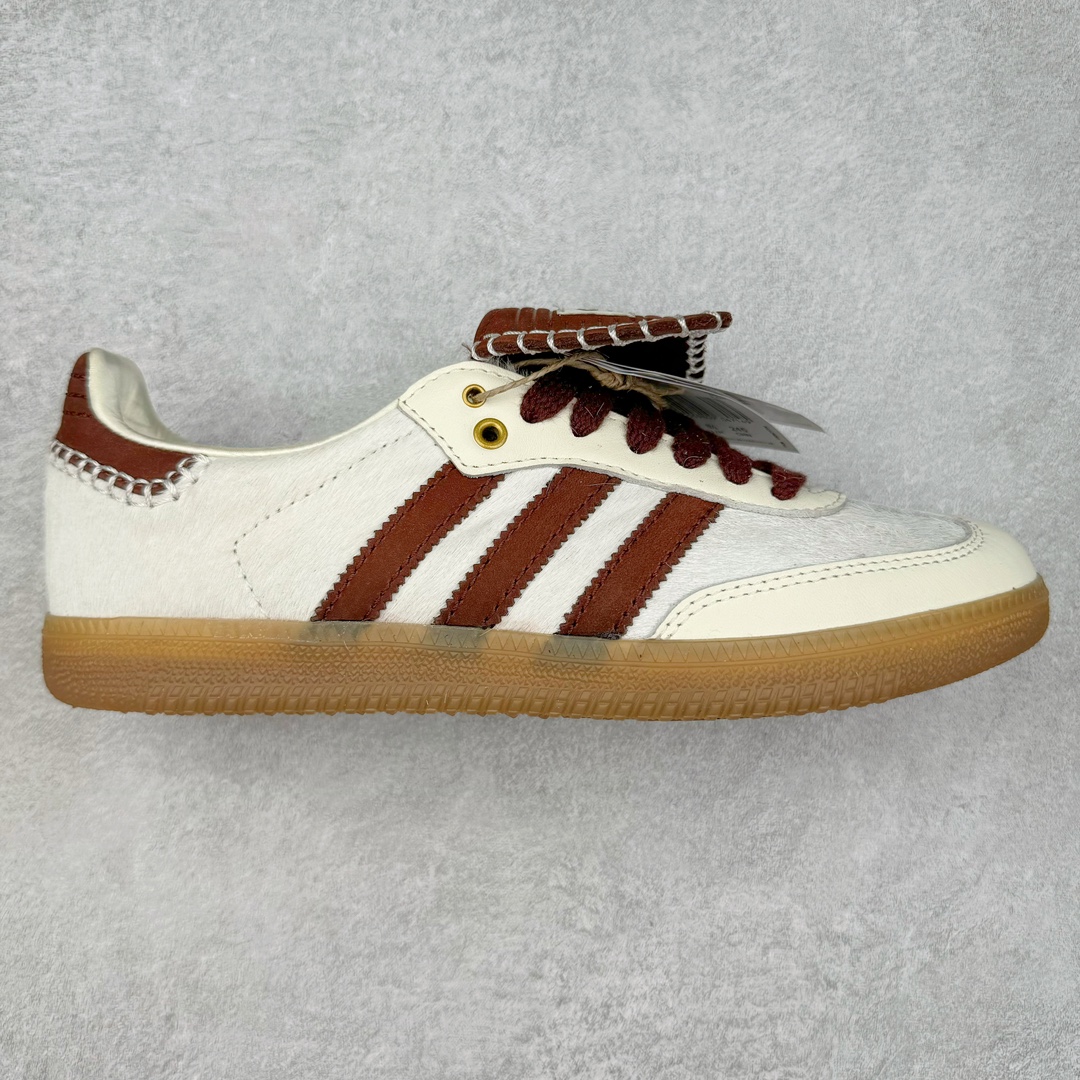 ＃HP纯原 Wales Bonner x AD Originals Samba Classic 桑巴舞系列绅士德训足球风百搭低帮休闲运动板鞋 白酒红 IE0586 全套原纸板楦头开发 每道工序同步公司流程 确保原汁原味 完美呈现原鞋版型 原厂高频磨具加持 精准内部资源对接 Logo字体百分百还原 原厂特供纳米纤维板 区别市面劣质纸板中底 原厂海玻璃鞋垫 正确3/2横条宽版背胶 一比一鞋头弧度高度鞋身弧度 烫金亮度高频深浅同步原鞋 独家私模最大47.5 半透明橡胶大底 原厂定制真马毛毛皮组合环保纤维革鞋面 原厂港宝加持定型后跟R度完美 原厂高频磨具加持 Logo字体 凹凸明显 轮廓分明 描漆定位精准 三道杠为尖角45°锯齿状 高频立体感很强 区别圆形锯齿 已最大程度还原公司 欢迎对比 此次双方的全新联名鞋款也均以 Originals Samba 为基础 同时共打造了四款风格迥异的鞋款 要说最亮眼的还是当属这双「豹纹」配色 除了标志性的鞋身图案外 侧面马毛材质的使用也让整双鞋质感得到升华 同时搭配上鞋身两侧经典的白色 AD「三道杠」Logo 以及蓝色的内衬 也呈现出多层次视觉体验 而要论最吸睛的还要数鞋舌处延续了的「大舌头」设计 当然这也正是 Wales Bonner 品牌与 adidas Samba 合作的产品亮点之一 尺码：35.5 36 36.5 37.5 38 38.5 39 40 40.5 41 42 42.5 43 44 44.5 45 46 47-选品中心