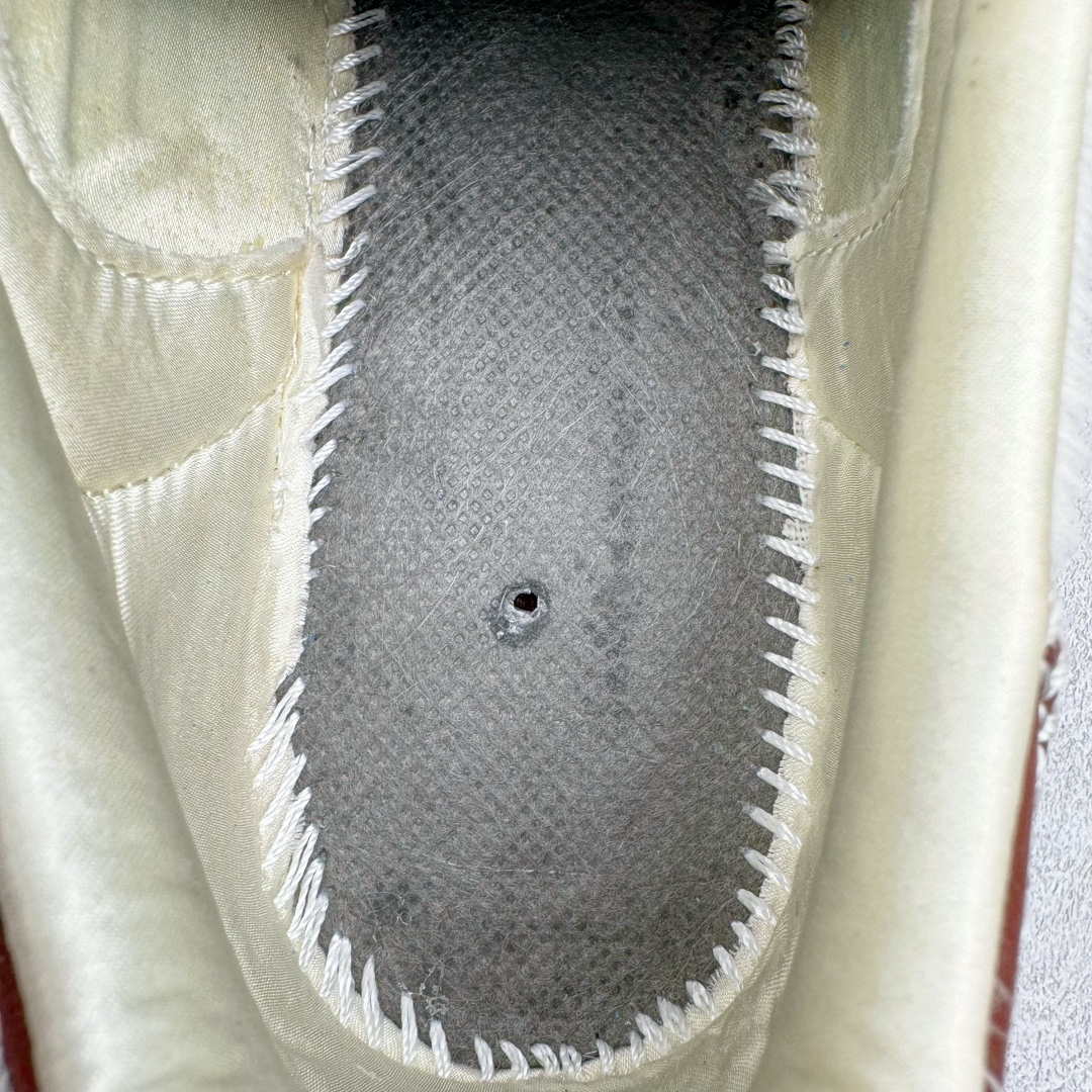 图片[11]-＃HP纯原 Wales Bonner x AD Originals Samba Classic 桑巴舞系列绅士德训足球风百搭低帮休闲运动板鞋 白酒红 IE0586 全套原纸板楦头开发 每道工序同步公司流程 确保原汁原味 完美呈现原鞋版型 原厂高频磨具加持 精准内部资源对接 Logo字体百分百还原 原厂特供纳米纤维板 区别市面劣质纸板中底 原厂海玻璃鞋垫 正确3/2横条宽版背胶 一比一鞋头弧度高度鞋身弧度 烫金亮度高频深浅同步原鞋 独家私模最大47.5 半透明橡胶大底 原厂定制真马毛毛皮组合环保纤维革鞋面 原厂港宝加持定型后跟R度完美 原厂高频磨具加持 Logo字体 凹凸明显 轮廓分明 描漆定位精准 三道杠为尖角45°锯齿状 高频立体感很强 区别圆形锯齿 已最大程度还原公司 欢迎对比 此次双方的全新联名鞋款也均以 Originals Samba 为基础 同时共打造了四款风格迥异的鞋款 要说最亮眼的还是当属这双「豹纹」配色 除了标志性的鞋身图案外 侧面马毛材质的使用也让整双鞋质感得到升华 同时搭配上鞋身两侧经典的白色 AD「三道杠」Logo 以及蓝色的内衬 也呈现出多层次视觉体验 而要论最吸睛的还要数鞋舌处延续了的「大舌头」设计 当然这也正是 Wales Bonner 品牌与 adidas Samba 合作的产品亮点之一 尺码：35.5 36 36.5 37.5 38 38.5 39 40 40.5 41 42 42.5 43 44 44.5 45 46 47-选品中心