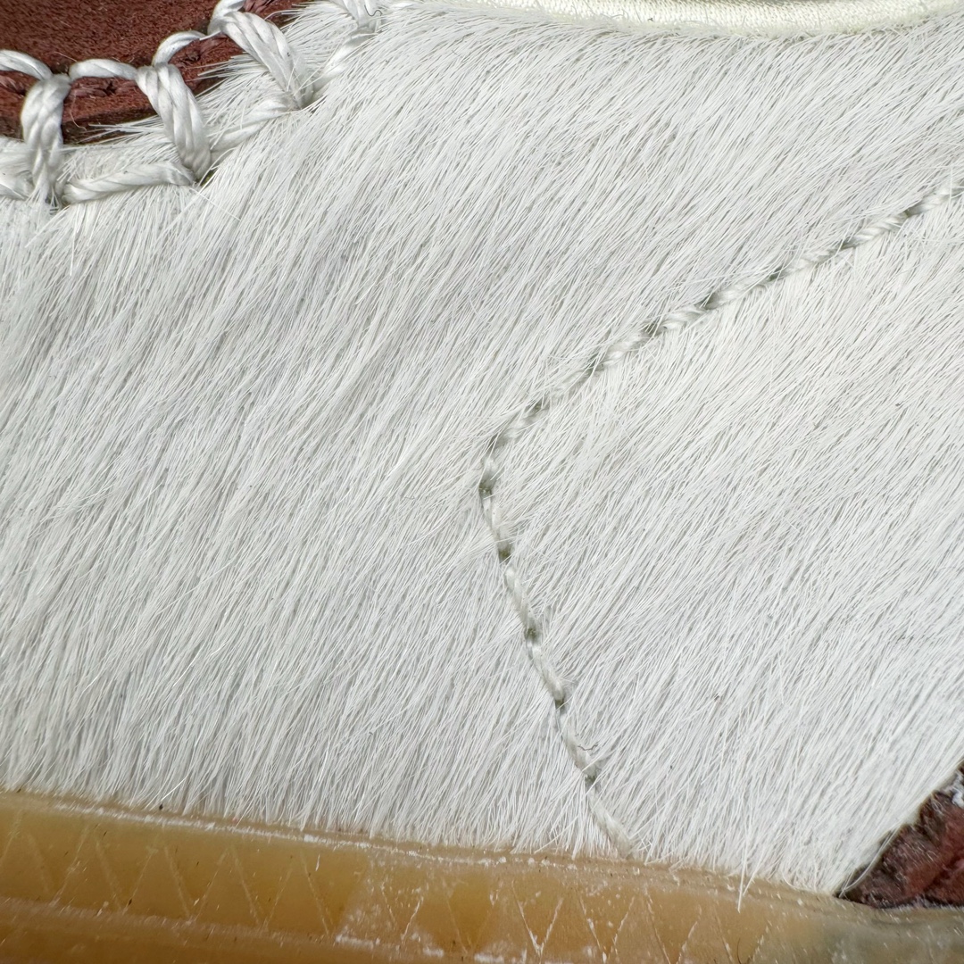 图片[10]-＃HP纯原 Wales Bonner x AD Originals Samba Classic 桑巴舞系列绅士德训足球风百搭低帮休闲运动板鞋 白酒红 IE0586 全套原纸板楦头开发 每道工序同步公司流程 确保原汁原味 完美呈现原鞋版型 原厂高频磨具加持 精准内部资源对接 Logo字体百分百还原 原厂特供纳米纤维板 区别市面劣质纸板中底 原厂海玻璃鞋垫 正确3/2横条宽版背胶 一比一鞋头弧度高度鞋身弧度 烫金亮度高频深浅同步原鞋 独家私模最大47.5 半透明橡胶大底 原厂定制真马毛毛皮组合环保纤维革鞋面 原厂港宝加持定型后跟R度完美 原厂高频磨具加持 Logo字体 凹凸明显 轮廓分明 描漆定位精准 三道杠为尖角45°锯齿状 高频立体感很强 区别圆形锯齿 已最大程度还原公司 欢迎对比 此次双方的全新联名鞋款也均以 Originals Samba 为基础 同时共打造了四款风格迥异的鞋款 要说最亮眼的还是当属这双「豹纹」配色 除了标志性的鞋身图案外 侧面马毛材质的使用也让整双鞋质感得到升华 同时搭配上鞋身两侧经典的白色 AD「三道杠」Logo 以及蓝色的内衬 也呈现出多层次视觉体验 而要论最吸睛的还要数鞋舌处延续了的「大舌头」设计 当然这也正是 Wales Bonner 品牌与 adidas Samba 合作的产品亮点之一 尺码：35.5 36 36.5 37.5 38 38.5 39 40 40.5 41 42 42.5 43 44 44.5 45 46 47-选品中心