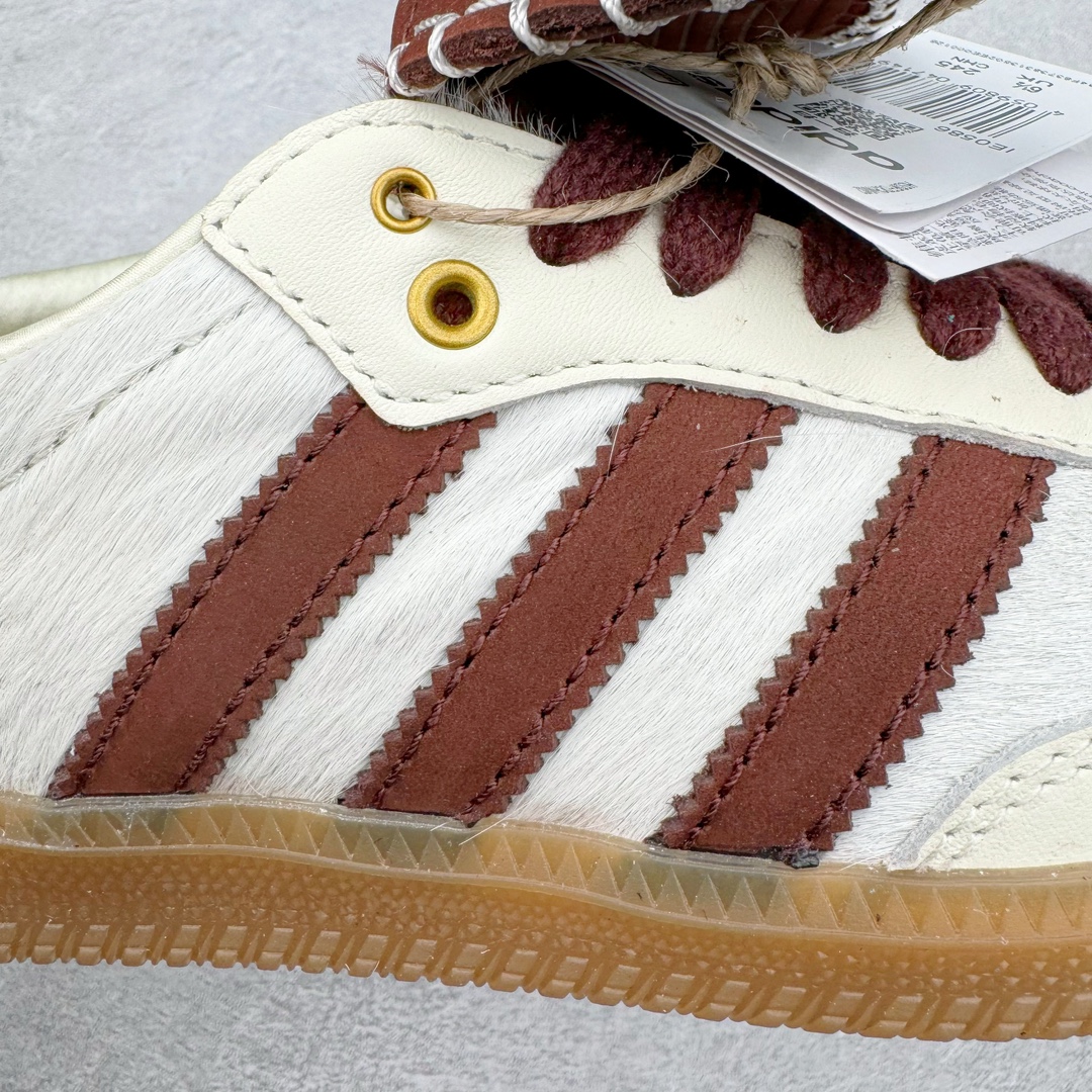 图片[17]-＃HP纯原 Wales Bonner x AD Originals Samba Classic 桑巴舞系列绅士德训足球风百搭低帮休闲运动板鞋 白酒红 IE0586 全套原纸板楦头开发 每道工序同步公司流程 确保原汁原味 完美呈现原鞋版型 原厂高频磨具加持 精准内部资源对接 Logo字体百分百还原 原厂特供纳米纤维板 区别市面劣质纸板中底 原厂海玻璃鞋垫 正确3/2横条宽版背胶 一比一鞋头弧度高度鞋身弧度 烫金亮度高频深浅同步原鞋 独家私模最大47.5 半透明橡胶大底 原厂定制真马毛毛皮组合环保纤维革鞋面 原厂港宝加持定型后跟R度完美 原厂高频磨具加持 Logo字体 凹凸明显 轮廓分明 描漆定位精准 三道杠为尖角45°锯齿状 高频立体感很强 区别圆形锯齿 已最大程度还原公司 欢迎对比 此次双方的全新联名鞋款也均以 Originals Samba 为基础 同时共打造了四款风格迥异的鞋款 要说最亮眼的还是当属这双「豹纹」配色 除了标志性的鞋身图案外 侧面马毛材质的使用也让整双鞋质感得到升华 同时搭配上鞋身两侧经典的白色 AD「三道杠」Logo 以及蓝色的内衬 也呈现出多层次视觉体验 而要论最吸睛的还要数鞋舌处延续了的「大舌头」设计 当然这也正是 Wales Bonner 品牌与 adidas Samba 合作的产品亮点之一 尺码：35.5 36 36.5 37.5 38 38.5 39 40 40.5 41 42 42.5 43 44 44.5 45 46 47-选品中心