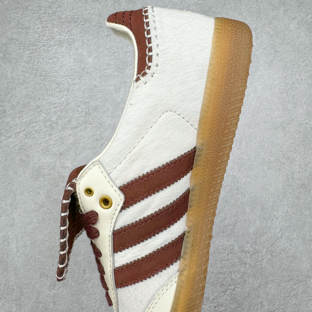 图片[7]-＃HP纯原 Wales Bonner x AD Originals Samba Classic 桑巴舞系列绅士德训足球风百搭低帮休闲运动板鞋 白酒红 IE0586 全套原纸板楦头开发 每道工序同步公司流程 确保原汁原味 完美呈现原鞋版型 原厂高频磨具加持 精准内部资源对接 Logo字体百分百还原 原厂特供纳米纤维板 区别市面劣质纸板中底 原厂海玻璃鞋垫 正确3/2横条宽版背胶 一比一鞋头弧度高度鞋身弧度 烫金亮度高频深浅同步原鞋 独家私模最大47.5 半透明橡胶大底 原厂定制真马毛毛皮组合环保纤维革鞋面 原厂港宝加持定型后跟R度完美 原厂高频磨具加持 Logo字体 凹凸明显 轮廓分明 描漆定位精准 三道杠为尖角45°锯齿状 高频立体感很强 区别圆形锯齿 已最大程度还原公司 欢迎对比 此次双方的全新联名鞋款也均以 Originals Samba 为基础 同时共打造了四款风格迥异的鞋款 要说最亮眼的还是当属这双「豹纹」配色 除了标志性的鞋身图案外 侧面马毛材质的使用也让整双鞋质感得到升华 同时搭配上鞋身两侧经典的白色 AD「三道杠」Logo 以及蓝色的内衬 也呈现出多层次视觉体验 而要论最吸睛的还要数鞋舌处延续了的「大舌头」设计 当然这也正是 Wales Bonner 品牌与 adidas Samba 合作的产品亮点之一 尺码：35.5 36 36.5 37.5 38 38.5 39 40 40.5 41 42 42.5 43 44 44.5 45 46 47-选品中心