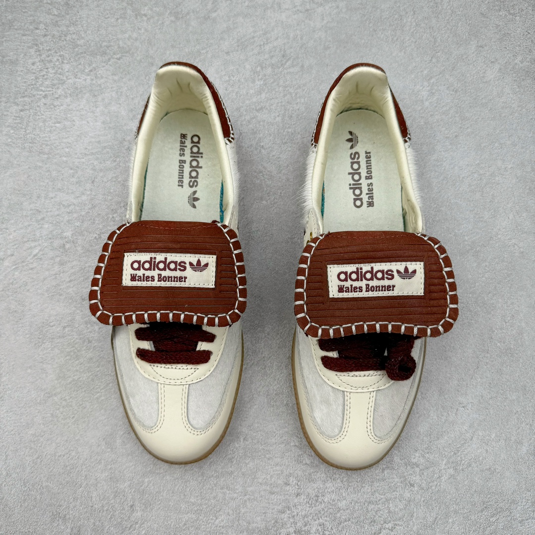 图片[2]-＃HP纯原 Wales Bonner x AD Originals Samba Classic 桑巴舞系列绅士德训足球风百搭低帮休闲运动板鞋 白酒红 IE0586 全套原纸板楦头开发 每道工序同步公司流程 确保原汁原味 完美呈现原鞋版型 原厂高频磨具加持 精准内部资源对接 Logo字体百分百还原 原厂特供纳米纤维板 区别市面劣质纸板中底 原厂海玻璃鞋垫 正确3/2横条宽版背胶 一比一鞋头弧度高度鞋身弧度 烫金亮度高频深浅同步原鞋 独家私模最大47.5 半透明橡胶大底 原厂定制真马毛毛皮组合环保纤维革鞋面 原厂港宝加持定型后跟R度完美 原厂高频磨具加持 Logo字体 凹凸明显 轮廓分明 描漆定位精准 三道杠为尖角45°锯齿状 高频立体感很强 区别圆形锯齿 已最大程度还原公司 欢迎对比 此次双方的全新联名鞋款也均以 Originals Samba 为基础 同时共打造了四款风格迥异的鞋款 要说最亮眼的还是当属这双「豹纹」配色 除了标志性的鞋身图案外 侧面马毛材质的使用也让整双鞋质感得到升华 同时搭配上鞋身两侧经典的白色 AD「三道杠」Logo 以及蓝色的内衬 也呈现出多层次视觉体验 而要论最吸睛的还要数鞋舌处延续了的「大舌头」设计 当然这也正是 Wales Bonner 品牌与 adidas Samba 合作的产品亮点之一 尺码：35.5 36 36.5 37.5 38 38.5 39 40 40.5 41 42 42.5 43 44 44.5 45 46 47-选品中心