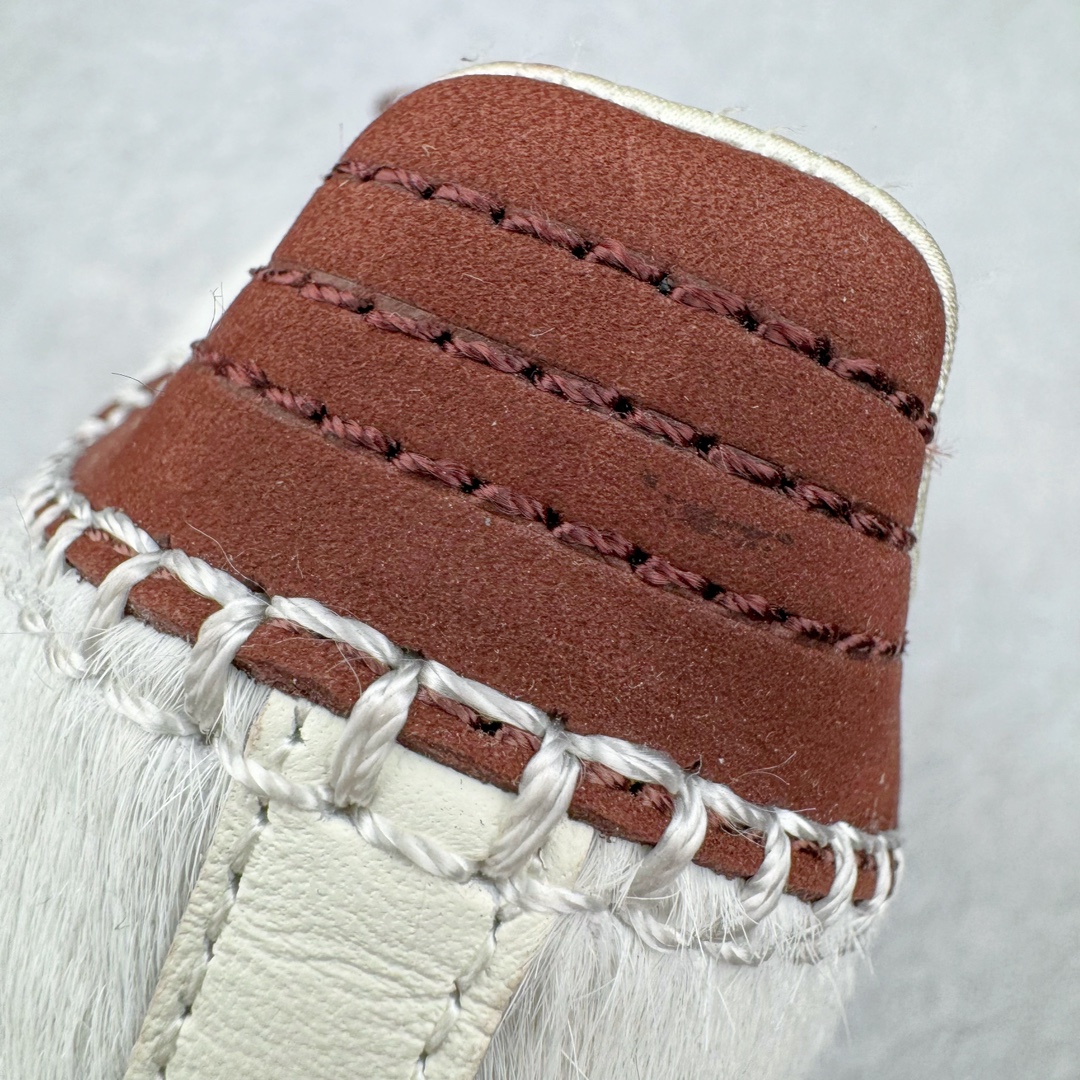 图片[14]-＃HP纯原 Wales Bonner x AD Originals Samba Classic 桑巴舞系列绅士德训足球风百搭低帮休闲运动板鞋 白酒红 IE0586 全套原纸板楦头开发 每道工序同步公司流程 确保原汁原味 完美呈现原鞋版型 原厂高频磨具加持 精准内部资源对接 Logo字体百分百还原 原厂特供纳米纤维板 区别市面劣质纸板中底 原厂海玻璃鞋垫 正确3/2横条宽版背胶 一比一鞋头弧度高度鞋身弧度 烫金亮度高频深浅同步原鞋 独家私模最大47.5 半透明橡胶大底 原厂定制真马毛毛皮组合环保纤维革鞋面 原厂港宝加持定型后跟R度完美 原厂高频磨具加持 Logo字体 凹凸明显 轮廓分明 描漆定位精准 三道杠为尖角45°锯齿状 高频立体感很强 区别圆形锯齿 已最大程度还原公司 欢迎对比 此次双方的全新联名鞋款也均以 Originals Samba 为基础 同时共打造了四款风格迥异的鞋款 要说最亮眼的还是当属这双「豹纹」配色 除了标志性的鞋身图案外 侧面马毛材质的使用也让整双鞋质感得到升华 同时搭配上鞋身两侧经典的白色 AD「三道杠」Logo 以及蓝色的内衬 也呈现出多层次视觉体验 而要论最吸睛的还要数鞋舌处延续了的「大舌头」设计 当然这也正是 Wales Bonner 品牌与 adidas Samba 合作的产品亮点之一 尺码：35.5 36 36.5 37.5 38 38.5 39 40 40.5 41 42 42.5 43 44 44.5 45 46 47-选品中心