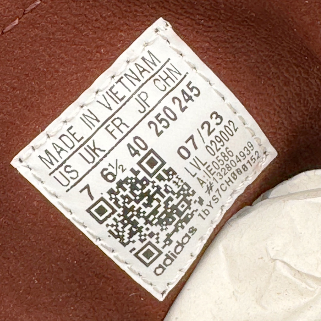 图片[13]-＃HP纯原 Wales Bonner x AD Originals Samba Classic 桑巴舞系列绅士德训足球风百搭低帮休闲运动板鞋 白酒红 IE0586 全套原纸板楦头开发 每道工序同步公司流程 确保原汁原味 完美呈现原鞋版型 原厂高频磨具加持 精准内部资源对接 Logo字体百分百还原 原厂特供纳米纤维板 区别市面劣质纸板中底 原厂海玻璃鞋垫 正确3/2横条宽版背胶 一比一鞋头弧度高度鞋身弧度 烫金亮度高频深浅同步原鞋 独家私模最大47.5 半透明橡胶大底 原厂定制真马毛毛皮组合环保纤维革鞋面 原厂港宝加持定型后跟R度完美 原厂高频磨具加持 Logo字体 凹凸明显 轮廓分明 描漆定位精准 三道杠为尖角45°锯齿状 高频立体感很强 区别圆形锯齿 已最大程度还原公司 欢迎对比 此次双方的全新联名鞋款也均以 Originals Samba 为基础 同时共打造了四款风格迥异的鞋款 要说最亮眼的还是当属这双「豹纹」配色 除了标志性的鞋身图案外 侧面马毛材质的使用也让整双鞋质感得到升华 同时搭配上鞋身两侧经典的白色 AD「三道杠」Logo 以及蓝色的内衬 也呈现出多层次视觉体验 而要论最吸睛的还要数鞋舌处延续了的「大舌头」设计 当然这也正是 Wales Bonner 品牌与 adidas Samba 合作的产品亮点之一 尺码：35.5 36 36.5 37.5 38 38.5 39 40 40.5 41 42 42.5 43 44 44.5 45 46 47-选品中心