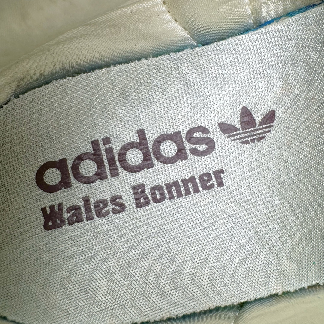 图片[19]-＃HP纯原 Wales Bonner x AD Originals Samba Classic 桑巴舞系列绅士德训足球风百搭低帮休闲运动板鞋 白酒红 IE0586 全套原纸板楦头开发 每道工序同步公司流程 确保原汁原味 完美呈现原鞋版型 原厂高频磨具加持 精准内部资源对接 Logo字体百分百还原 原厂特供纳米纤维板 区别市面劣质纸板中底 原厂海玻璃鞋垫 正确3/2横条宽版背胶 一比一鞋头弧度高度鞋身弧度 烫金亮度高频深浅同步原鞋 独家私模最大47.5 半透明橡胶大底 原厂定制真马毛毛皮组合环保纤维革鞋面 原厂港宝加持定型后跟R度完美 原厂高频磨具加持 Logo字体 凹凸明显 轮廓分明 描漆定位精准 三道杠为尖角45°锯齿状 高频立体感很强 区别圆形锯齿 已最大程度还原公司 欢迎对比 此次双方的全新联名鞋款也均以 Originals Samba 为基础 同时共打造了四款风格迥异的鞋款 要说最亮眼的还是当属这双「豹纹」配色 除了标志性的鞋身图案外 侧面马毛材质的使用也让整双鞋质感得到升华 同时搭配上鞋身两侧经典的白色 AD「三道杠」Logo 以及蓝色的内衬 也呈现出多层次视觉体验 而要论最吸睛的还要数鞋舌处延续了的「大舌头」设计 当然这也正是 Wales Bonner 品牌与 adidas Samba 合作的产品亮点之一 尺码：35.5 36 36.5 37.5 38 38.5 39 40 40.5 41 42 42.5 43 44 44.5 45 46 47-选品中心