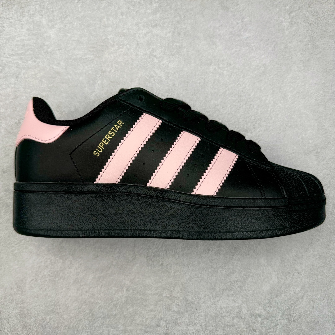 ＃特价福利 AD Originals Superstar 经典复古贝壳头厚底板鞋 IF9995 诞生于1969年 是第一双将全皮面鞋 身与橡胶鞋头结合在一起的低帮篮球鞋 Superstar最开始 是作为高帮篮球鞋Pro Model的低帮版本而出现的 但因为其独特和醒目的橡胶鞋头造型而让大家熟知 被大家形象地称为\\\”shelltoe\\\”贝壳头 在70年代的美国职业篮球场上 接近3/4的NBA球员都将这双Superstar作为场上用鞋 80年代之后 经过不断的改良和发展 Superstar逐渐成为横跨时装、音乐、街头文化、休闲和运动等各大领域的时尚潮鞋 尺码：35.5 36 36.5 37 38 38.5 39 40 40.5 41 42 42.5 43 44 44.5 45-选品中心