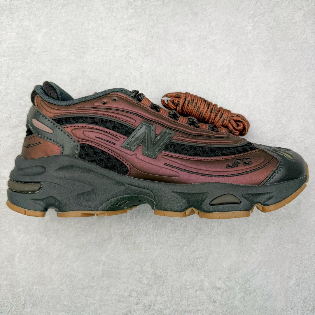 ＃GT纯原福利 New Balance M1000 NB新百伦系列低帮复古老爹风休闲运动慢跑鞋 据悉，New Balance的复古鞋型M1000系列将在2024年正式回归。而自家美产创意总监Teddy Santis的AIMÉ LEON DORE也将率先推出联名1000撑撑场子，鞋款预计将在今年正式发布。New Balance1000系列作为NB最高端的鞋型，诞生于1999年，一度成为当年的热门鞋型，神似Nike Air Max95，现在看来也是一双符合潮流趋势的复古老爹鞋型。此番Teddy Santis亲自操刀，将丰富的配色和升级材质于复古的1000鞋型结合，鞋身采用米色、绿色和粉色的搭配。\\\”N\\\”字Logo也以全新的设计呈现，以1000标志性的网布和皮革材质打造，带来全新的视觉体验。后续ALD和New Balance1000的联名还将推出纯白配色，具体颜值还要等更多实物图的释出。AIMÉ LEON DORE和New Balance的多次联名一直有着超高的人气，无论是550还是1906R都有着不低的溢价，预计此番颜值不错的全新1000也会有着较高的人气。尺码：36 37 37.5 38 38.5 39.5 40 40.5 41.5 42 42.5 43 44 44.5 45 45.5 46.5-选品中心