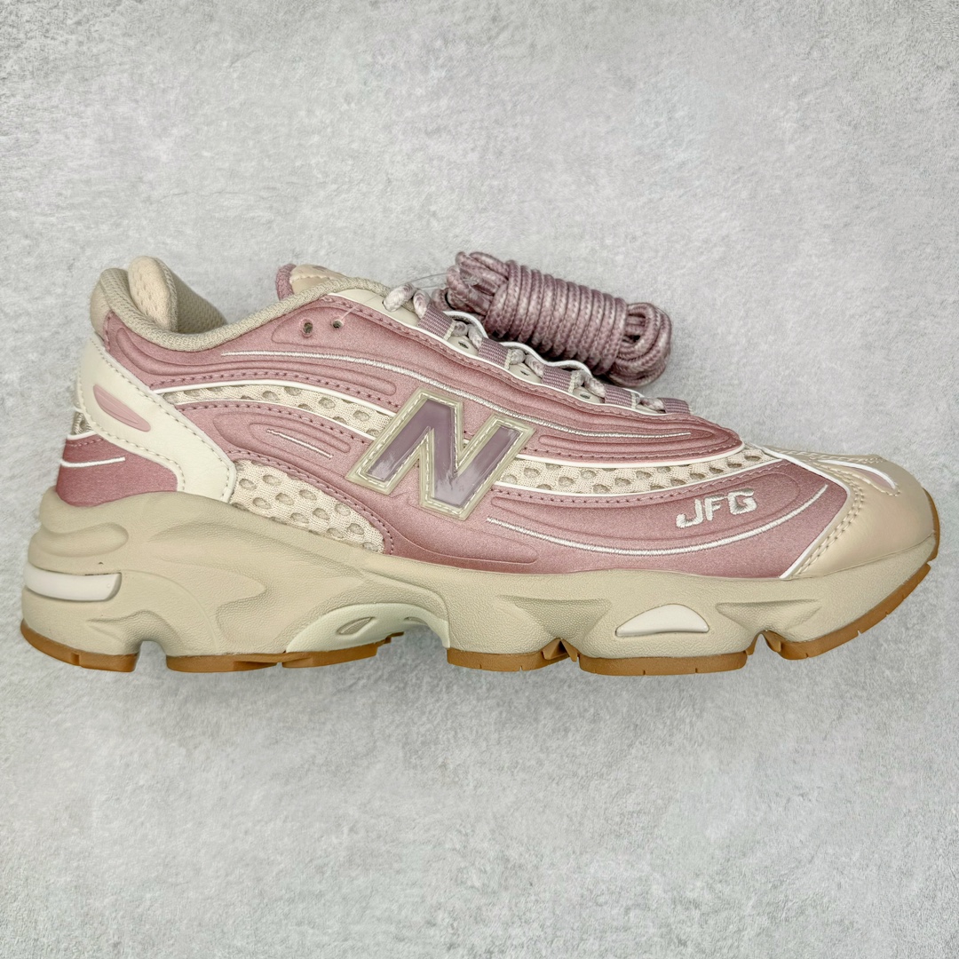 ＃GT纯原福利 New Balance M1000 NB新百伦系列低帮复古老爹风休闲运动慢跑鞋 据悉，New Balance的复古鞋型M1000系列将在2024年正式回归。而自家美产创意总监Teddy Santis的AIMÉ LEON DORE也将率先推出联名1000撑撑场子，鞋款预计将在今年正式发布。New Balance1000系列作为NB最高端的鞋型，诞生于1999年，一度成为当年的热门鞋型，神似Nike Air Max95，现在看来也是一双符合潮流趋势的复古老爹鞋型。此番Teddy Santis亲自操刀，将丰富的配色和升级材质于复古的1000鞋型结合，鞋身采用米色、绿色和粉色的搭配。\\\”N\\\”字Logo也以全新的设计呈现，以1000标志性的网布和皮革材质打造，带来全新的视觉体验。后续ALD和New Balance1000的联名还将推出纯白配色，具体颜值还要等更多实物图的释出。AIMÉ LEON DORE和New Balance的多次联名一直有着超高的人气，无论是550还是1906R都有着不低的溢价，预计此番颜值不错的全新1000也会有着较高的人气。尺码：36 37 37.5 38 38.5 39.5 40 40.5 41.5 42 42.5 43 44 44.5 45 45.5 46.5-选品中心