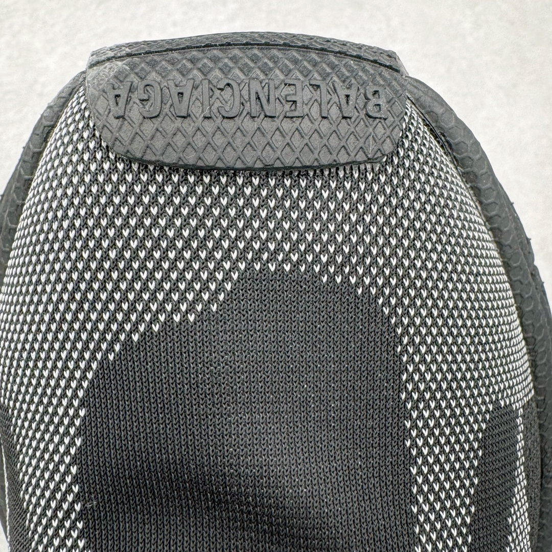 图片[17]-＃JC BALENCIAGA 3XL Sneakers 巴黎世家十代网布系带低帮走秀复古老爹鞋 全套原纸板楦头开发 最原汁原味的灵魂版型 全鞋荧光划线卡点 胶水把控整洁度追求极致完美 每一双都是工艺品 多重QC质检 超越公司货的品控标准 实实在在的免检产品 原盒原配 正确字体电绣 粗细、位置、大小正确 侧边TPU 透气孔匹配意产原版 正确分离大底 TPU软底 原版一致大底LOGO 立体感十足 原厂皮料水洗做旧 采购原厂网纱 不含皮革 网布材料和聚氨酯 磨损效果 鞋头边缘和后帮 Balenciaga 徽标 鞋面和后跟凸印尺码 鞋舌 3XL 橡胶品牌标识和反光细节 鞋帮拉袢和鞋舌拉祥 配反光细节 备用鞋带在鞋履前侧 可在穿着前取下 便于不同造型搭配 正常尺码 尺码：35 36 37 38 39 40 41 42 43 44 45 46-选品中心