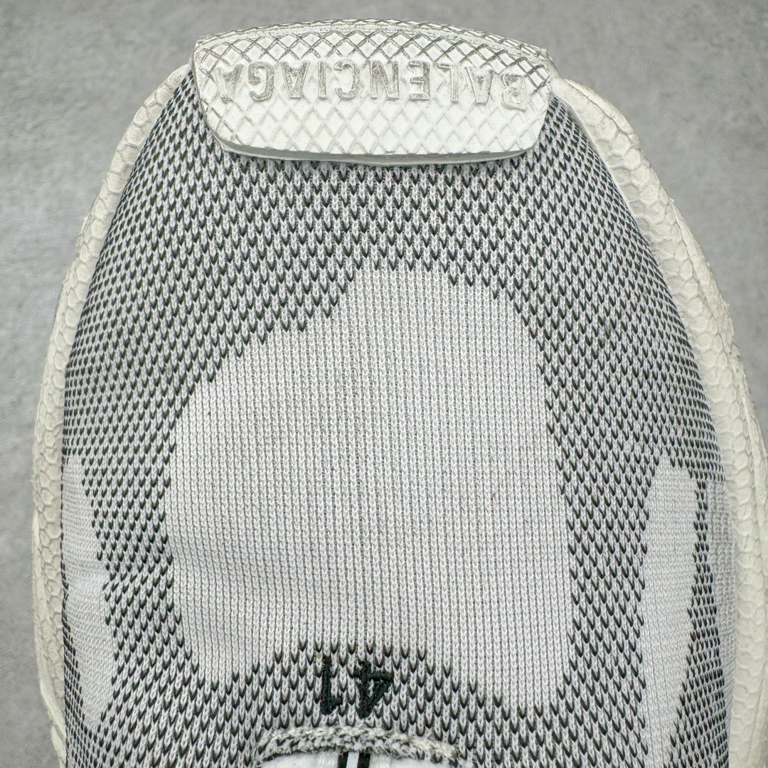 图片[17]-＃JC BALENCIAGA 3XL Sneakers 巴黎世家十代网布系带低帮走秀复古老爹鞋 全套原纸板楦头开发 最原汁原味的灵魂版型 全鞋荧光划线卡点 胶水把控整洁度追求极致完美 每一双都是工艺品 多重QC质检 超越公司货的品控标准 实实在在的免检产品 原盒原配 正确字体电绣 粗细、位置、大小正确 侧边TPU 透气孔匹配意产原版 正确分离大底 TPU软底 原版一致大底LOGO 立体感十足 原厂皮料水洗做旧 采购原厂网纱 不含皮革 网布材料和聚氨酯 磨损效果 鞋头边缘和后帮 Balenciaga 徽标 鞋面和后跟凸印尺码 鞋舌 3XL 橡胶品牌标识和反光细节 鞋帮拉袢和鞋舌拉祥 配反光细节 备用鞋带在鞋履前侧 可在穿着前取下 便于不同造型搭配 正常尺码 尺码：35 36 37 38 39 40 41 42 43 44 45 46-选品中心