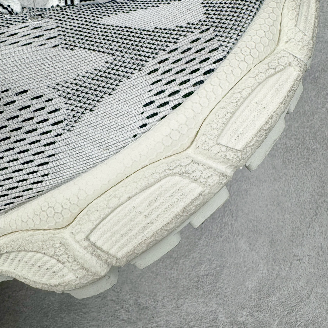 图片[20]-＃JC BALENCIAGA 3XL Sneakers 巴黎世家十代网布系带低帮走秀复古老爹鞋 全套原纸板楦头开发 最原汁原味的灵魂版型 全鞋荧光划线卡点 胶水把控整洁度追求极致完美 每一双都是工艺品 多重QC质检 超越公司货的品控标准 实实在在的免检产品 原盒原配 正确字体电绣 粗细、位置、大小正确 侧边TPU 透气孔匹配意产原版 正确分离大底 TPU软底 原版一致大底LOGO 立体感十足 原厂皮料水洗做旧 采购原厂网纱 不含皮革 网布材料和聚氨酯 磨损效果 鞋头边缘和后帮 Balenciaga 徽标 鞋面和后跟凸印尺码 鞋舌 3XL 橡胶品牌标识和反光细节 鞋帮拉袢和鞋舌拉祥 配反光细节 备用鞋带在鞋履前侧 可在穿着前取下 便于不同造型搭配 正常尺码 尺码：35 36 37 38 39 40 41 42 43 44 45 46-选品中心