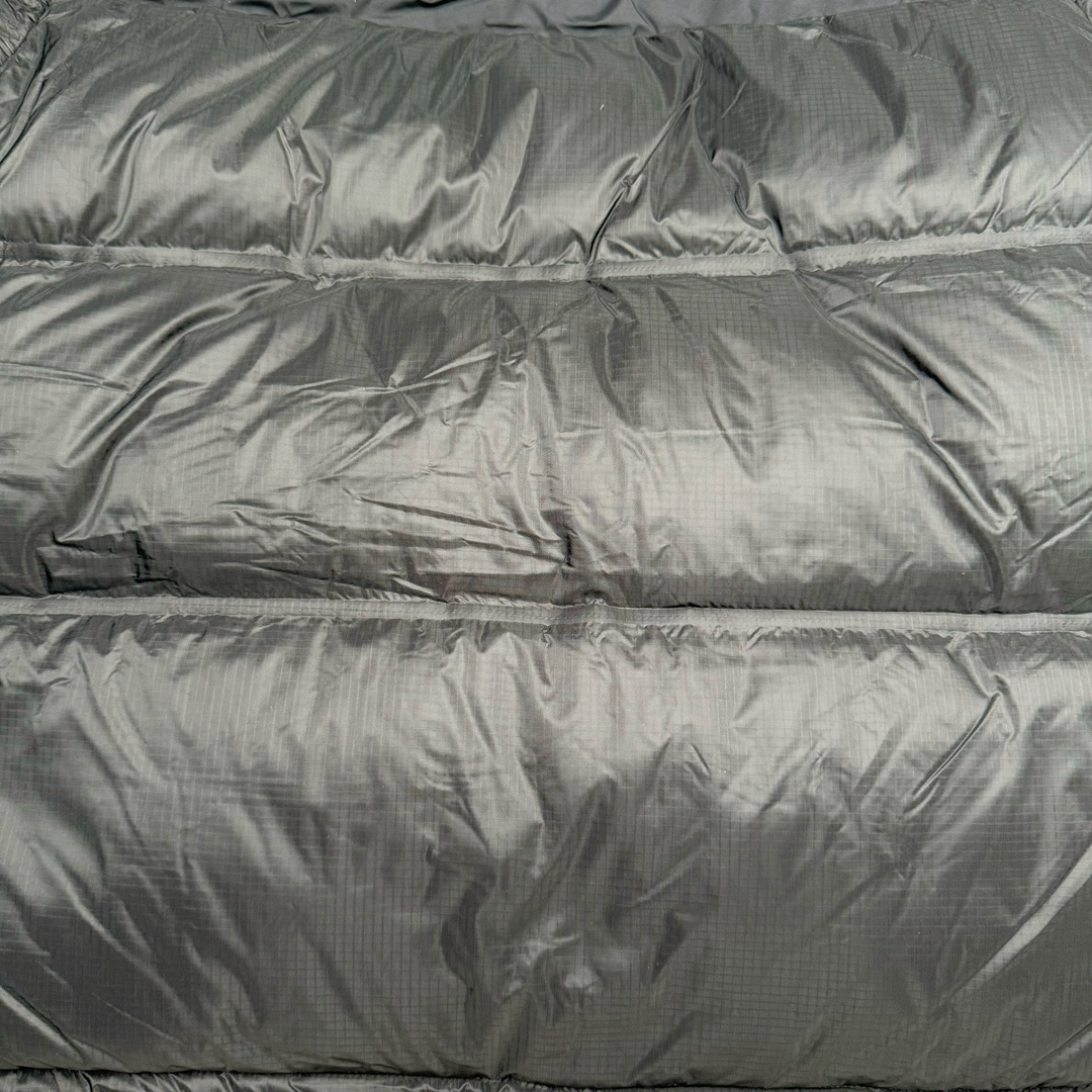 图片[13]-THE NORTH FACE GORE-TEX 北面全热封拼接撞色Logo印花蓬松立领拉链长袖羽绒服 The North Face于1966年成立，一直致力于为户外运动员的每一次严酷探索提供专业装备。作为全球户外运动领导品牌，The NorthFace以经过专业运动员测试、适应各类户外需求的产品助力探索者不断超越自我，激发人类潜能。The North Face象征着众多山脉中更冷、更值得挑战的北坡。品牌标志则来自Half Dome，一座位于美国加州Yosemite NationalPark（优胜美地国家公园）里的山峰，中文名字取为「北面」，象征着不畏惧的户外探索精神。1997年，The North Face采用全新的宣传标语「Never Stop Exploring探索永不停止」，体现品牌的探索精神，成为品牌的座右铭。 尺码：XS S M L XL XXL-选品中心