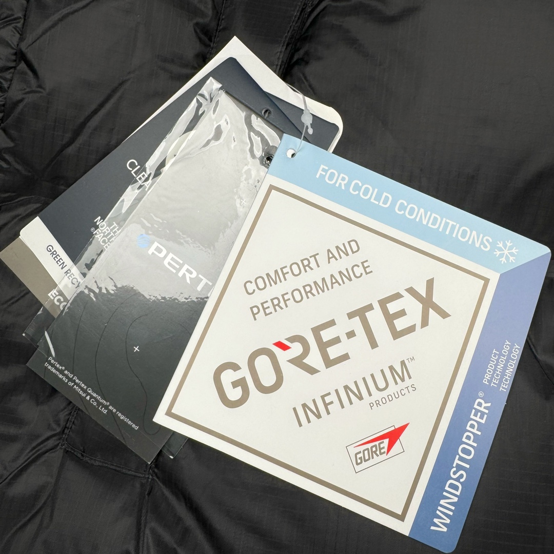 图片[10]-THE NORTH FACE GORE-TEX 北面全热封拼接撞色Logo印花蓬松立领拉链长袖羽绒服 The North Face于1966年成立，一直致力于为户外运动员的每一次严酷探索提供专业装备。作为全球户外运动领导品牌，The NorthFace以经过专业运动员测试、适应各类户外需求的产品助力探索者不断超越自我，激发人类潜能。The North Face象征着众多山脉中更冷、更值得挑战的北坡。品牌标志则来自Half Dome，一座位于美国加州Yosemite NationalPark（优胜美地国家公园）里的山峰，中文名字取为「北面」，象征着不畏惧的户外探索精神。1997年，The North Face采用全新的宣传标语「Never Stop Exploring探索永不停止」，体现品牌的探索精神，成为品牌的座右铭。 尺码：XS S M L XL XXL-选品中心