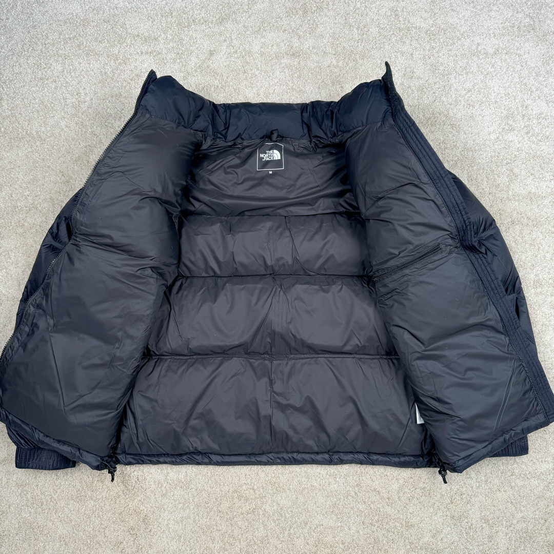 图片[4]-THE NORTH FACE GORE-TEX 北面全热封拼接撞色Logo印花蓬松立领拉链长袖羽绒服 The North Face于1966年成立，一直致力于为户外运动员的每一次严酷探索提供专业装备。作为全球户外运动领导品牌，The NorthFace以经过专业运动员测试、适应各类户外需求的产品助力探索者不断超越自我，激发人类潜能。The North Face象征着众多山脉中更冷、更值得挑战的北坡。品牌标志则来自Half Dome，一座位于美国加州Yosemite NationalPark（优胜美地国家公园）里的山峰，中文名字取为「北面」，象征着不畏惧的户外探索精神。1997年，The North Face采用全新的宣传标语「Never Stop Exploring探索永不停止」，体现品牌的探索精神，成为品牌的座右铭。 尺码：XS S M L XL XXL-选品中心