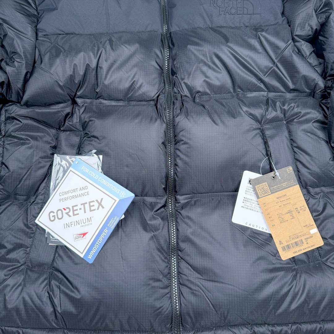 图片[8]-THE NORTH FACE GORE-TEX 北面全热封拼接撞色Logo印花蓬松立领拉链长袖羽绒服 The North Face于1966年成立，一直致力于为户外运动员的每一次严酷探索提供专业装备。作为全球户外运动领导品牌，The NorthFace以经过专业运动员测试、适应各类户外需求的产品助力探索者不断超越自我，激发人类潜能。The North Face象征着众多山脉中更冷、更值得挑战的北坡。品牌标志则来自Half Dome，一座位于美国加州Yosemite NationalPark（优胜美地国家公园）里的山峰，中文名字取为「北面」，象征着不畏惧的户外探索精神。1997年，The North Face采用全新的宣传标语「Never Stop Exploring探索永不停止」，体现品牌的探索精神，成为品牌的座右铭。 尺码：XS S M L XL XXL-选品中心