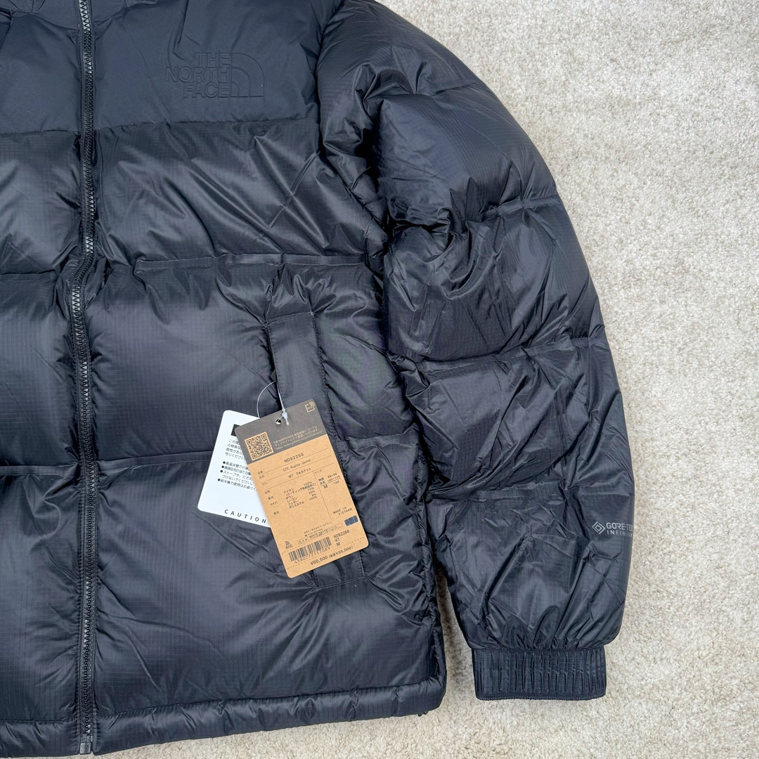 图片[7]-THE NORTH FACE GORE-TEX 北面全热封拼接撞色Logo印花蓬松立领拉链长袖羽绒服 The North Face于1966年成立，一直致力于为户外运动员的每一次严酷探索提供专业装备。作为全球户外运动领导品牌，The NorthFace以经过专业运动员测试、适应各类户外需求的产品助力探索者不断超越自我，激发人类潜能。The North Face象征着众多山脉中更冷、更值得挑战的北坡。品牌标志则来自Half Dome，一座位于美国加州Yosemite NationalPark（优胜美地国家公园）里的山峰，中文名字取为「北面」，象征着不畏惧的户外探索精神。1997年，The North Face采用全新的宣传标语「Never Stop Exploring探索永不停止」，体现品牌的探索精神，成为品牌的座右铭。 尺码：XS S M L XL XXL-选品中心