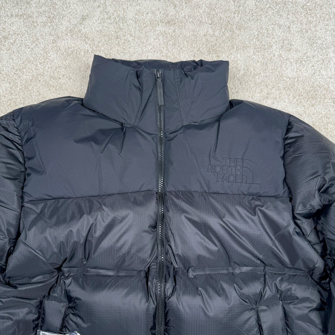 图片[5]-THE NORTH FACE GORE-TEX 北面全热封拼接撞色Logo印花蓬松立领拉链长袖羽绒服 The North Face于1966年成立，一直致力于为户外运动员的每一次严酷探索提供专业装备。作为全球户外运动领导品牌，The NorthFace以经过专业运动员测试、适应各类户外需求的产品助力探索者不断超越自我，激发人类潜能。The North Face象征着众多山脉中更冷、更值得挑战的北坡。品牌标志则来自Half Dome，一座位于美国加州Yosemite NationalPark（优胜美地国家公园）里的山峰，中文名字取为「北面」，象征着不畏惧的户外探索精神。1997年，The North Face采用全新的宣传标语「Never Stop Exploring探索永不停止」，体现品牌的探索精神，成为品牌的座右铭。 尺码：XS S M L XL XXL-选品中心