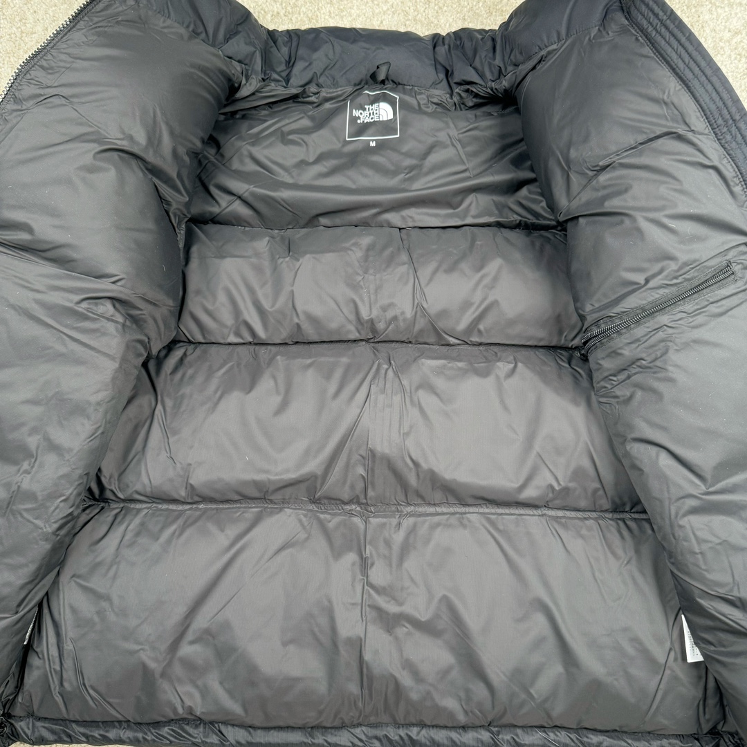 图片[14]-THE NORTH FACE GORE-TEX 北面全热封拼接撞色Logo印花蓬松立领拉链长袖羽绒服 The North Face于1966年成立，一直致力于为户外运动员的每一次严酷探索提供专业装备。作为全球户外运动领导品牌，The NorthFace以经过专业运动员测试、适应各类户外需求的产品助力探索者不断超越自我，激发人类潜能。The North Face象征着众多山脉中更冷、更值得挑战的北坡。品牌标志则来自Half Dome，一座位于美国加州Yosemite NationalPark（优胜美地国家公园）里的山峰，中文名字取为「北面」，象征着不畏惧的户外探索精神。1997年，The North Face采用全新的宣传标语「Never Stop Exploring探索永不停止」，体现品牌的探索精神，成为品牌的座右铭。 尺码：XS S M L XL XXL-选品中心