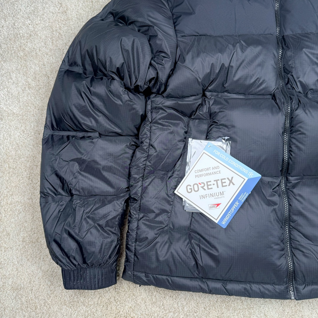 图片[6]-THE NORTH FACE GORE-TEX 北面全热封拼接撞色Logo印花蓬松立领拉链长袖羽绒服 The North Face于1966年成立，一直致力于为户外运动员的每一次严酷探索提供专业装备。作为全球户外运动领导品牌，The NorthFace以经过专业运动员测试、适应各类户外需求的产品助力探索者不断超越自我，激发人类潜能。The North Face象征着众多山脉中更冷、更值得挑战的北坡。品牌标志则来自Half Dome，一座位于美国加州Yosemite NationalPark（优胜美地国家公园）里的山峰，中文名字取为「北面」，象征着不畏惧的户外探索精神。1997年，The North Face采用全新的宣传标语「Never Stop Exploring探索永不停止」，体现品牌的探索精神，成为品牌的座右铭。 尺码：XS S M L XL XXL-选品中心