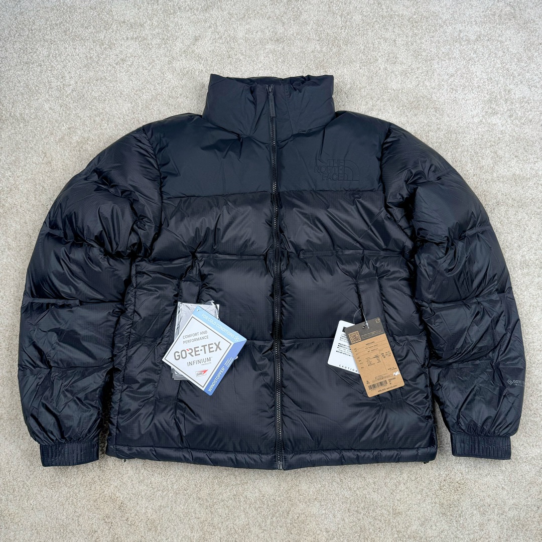 THE NORTH FACE GORE-TEX 北面全热封拼接撞色Logo印花蓬松立领拉链长袖羽绒服 The North Face于1966年成立，一直致力于为户外运动员的每一次严酷探索提供专业装备。作为全球户外运动领导品牌，The NorthFace以经过专业运动员测试、适应各类户外需求的产品助力探索者不断超越自我，激发人类潜能。The North Face象征着众多山脉中更冷、更值得挑战的北坡。品牌标志则来自Half Dome，一座位于美国加州Yosemite NationalPark（优胜美地国家公园）里的山峰，中文名字取为「北面」，象征着不畏惧的户外探索精神。1997年，The North Face采用全新的宣传标语「Never Stop Exploring探索永不停止」，体现品牌的探索精神，成为品牌的座右铭。 尺码：XS S M L XL XXL-选品中心