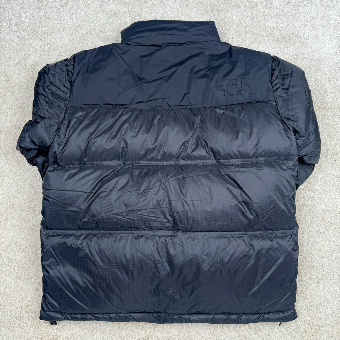 图片[3]-THE NORTH FACE GORE-TEX 北面全热封拼接撞色Logo印花蓬松立领拉链长袖羽绒服 The North Face于1966年成立，一直致力于为户外运动员的每一次严酷探索提供专业装备。作为全球户外运动领导品牌，The NorthFace以经过专业运动员测试、适应各类户外需求的产品助力探索者不断超越自我，激发人类潜能。The North Face象征着众多山脉中更冷、更值得挑战的北坡。品牌标志则来自Half Dome，一座位于美国加州Yosemite NationalPark（优胜美地国家公园）里的山峰，中文名字取为「北面」，象征着不畏惧的户外探索精神。1997年，The North Face采用全新的宣传标语「Never Stop Exploring探索永不停止」，体现品牌的探索精神，成为品牌的座右铭。 尺码：XS S M L XL XXL-选品中心