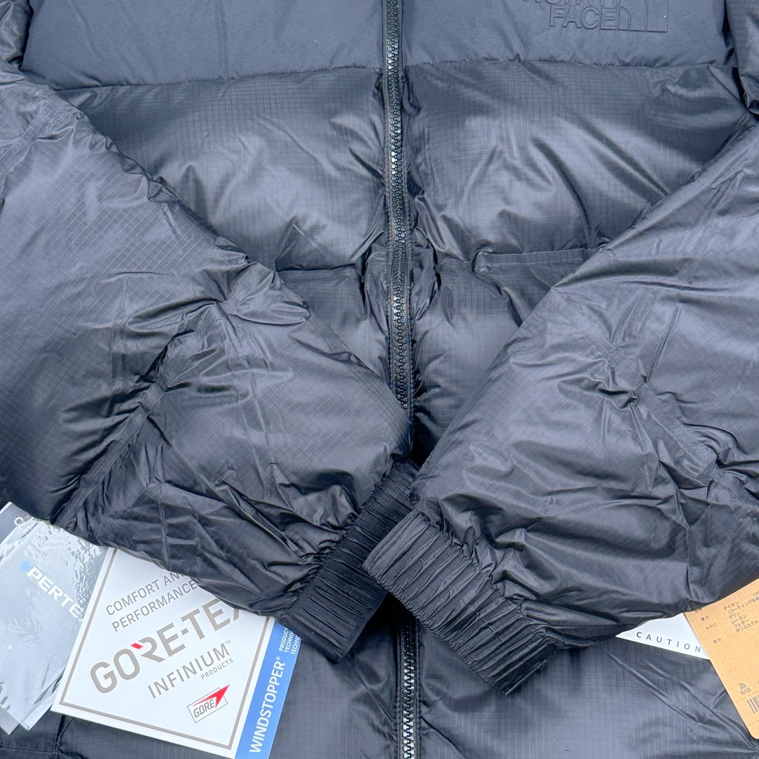 图片[9]-THE NORTH FACE GORE-TEX 北面全热封拼接撞色Logo印花蓬松立领拉链长袖羽绒服 The North Face于1966年成立，一直致力于为户外运动员的每一次严酷探索提供专业装备。作为全球户外运动领导品牌，The NorthFace以经过专业运动员测试、适应各类户外需求的产品助力探索者不断超越自我，激发人类潜能。The North Face象征着众多山脉中更冷、更值得挑战的北坡。品牌标志则来自Half Dome，一座位于美国加州Yosemite NationalPark（优胜美地国家公园）里的山峰，中文名字取为「北面」，象征着不畏惧的户外探索精神。1997年，The North Face采用全新的宣传标语「Never Stop Exploring探索永不停止」，体现品牌的探索精神，成为品牌的座右铭。 尺码：XS S M L XL XXL-选品中心