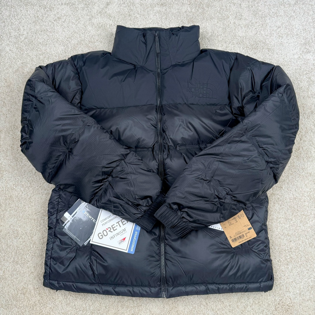 图片[2]-THE NORTH FACE GORE-TEX 北面全热封拼接撞色Logo印花蓬松立领拉链长袖羽绒服 The North Face于1966年成立，一直致力于为户外运动员的每一次严酷探索提供专业装备。作为全球户外运动领导品牌，The NorthFace以经过专业运动员测试、适应各类户外需求的产品助力探索者不断超越自我，激发人类潜能。The North Face象征着众多山脉中更冷、更值得挑战的北坡。品牌标志则来自Half Dome，一座位于美国加州Yosemite NationalPark（优胜美地国家公园）里的山峰，中文名字取为「北面」，象征着不畏惧的户外探索精神。1997年，The North Face采用全新的宣传标语「Never Stop Exploring探索永不停止」，体现品牌的探索精神，成为品牌的座右铭。 尺码：XS S M L XL XXL-选品中心