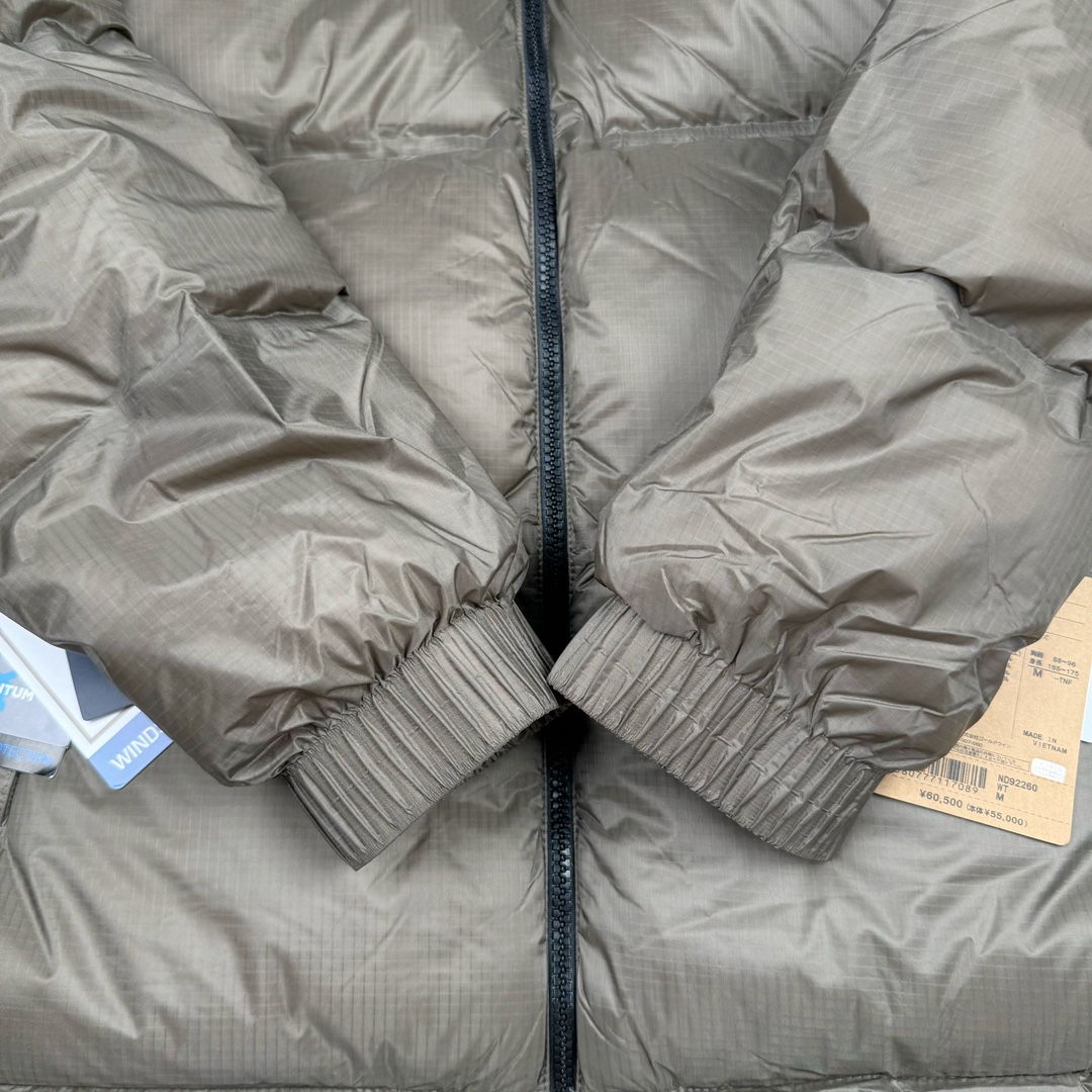 图片[9]-THE NORTH FACE GORE-TEX 北面全热封拼接撞色Logo印花蓬松立领拉链长袖羽绒服 The North Face于1966年成立，一直致力于为户外运动员的每一次严酷探索提供专业装备。作为全球户外运动领导品牌，The NorthFace以经过专业运动员测试、适应各类户外需求的产品助力探索者不断超越自我，激发人类潜能。The North Face象征着众多山脉中更冷、更值得挑战的北坡。品牌标志则来自Half Dome，一座位于美国加州Yosemite NationalPark（优胜美地国家公园）里的山峰，中文名字取为「北面」，象征着不畏惧的户外探索精神。1997年，The North Face采用全新的宣传标语「Never Stop Exploring探索永不停止」，体现品牌的探索精神，成为品牌的座右铭。 尺码：XS S M L XL XXL-选品中心