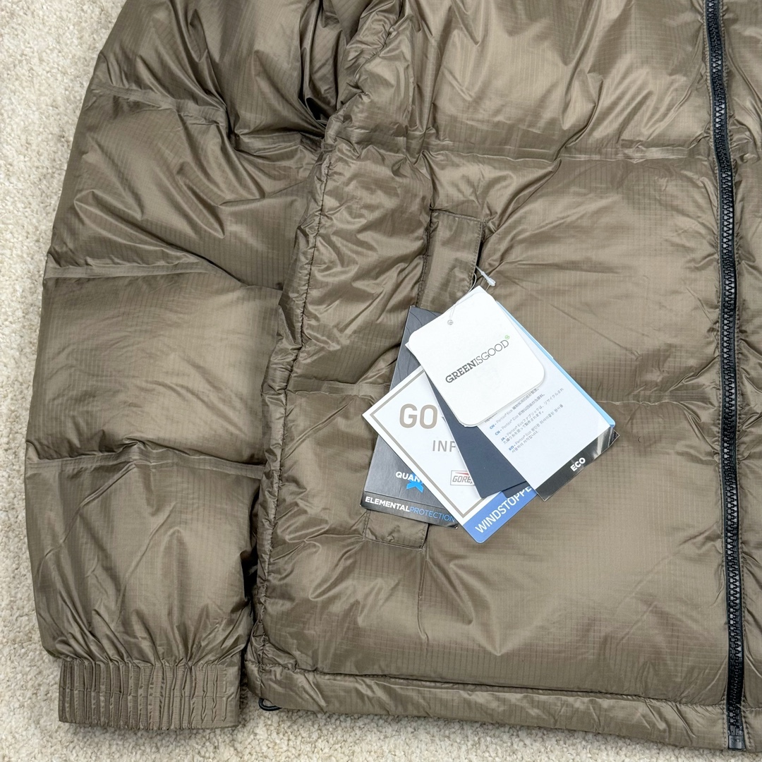 图片[5]-THE NORTH FACE GORE-TEX 北面全热封拼接撞色Logo印花蓬松立领拉链长袖羽绒服 The North Face于1966年成立，一直致力于为户外运动员的每一次严酷探索提供专业装备。作为全球户外运动领导品牌，The NorthFace以经过专业运动员测试、适应各类户外需求的产品助力探索者不断超越自我，激发人类潜能。The North Face象征着众多山脉中更冷、更值得挑战的北坡。品牌标志则来自Half Dome，一座位于美国加州Yosemite NationalPark（优胜美地国家公园）里的山峰，中文名字取为「北面」，象征着不畏惧的户外探索精神。1997年，The North Face采用全新的宣传标语「Never Stop Exploring探索永不停止」，体现品牌的探索精神，成为品牌的座右铭。 尺码：XS S M L XL XXL-选品中心