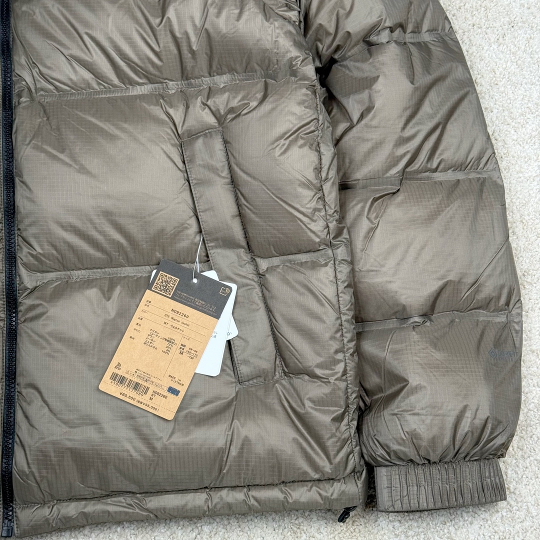 图片[6]-THE NORTH FACE GORE-TEX 北面全热封拼接撞色Logo印花蓬松立领拉链长袖羽绒服 The North Face于1966年成立，一直致力于为户外运动员的每一次严酷探索提供专业装备。作为全球户外运动领导品牌，The NorthFace以经过专业运动员测试、适应各类户外需求的产品助力探索者不断超越自我，激发人类潜能。The North Face象征着众多山脉中更冷、更值得挑战的北坡。品牌标志则来自Half Dome，一座位于美国加州Yosemite NationalPark（优胜美地国家公园）里的山峰，中文名字取为「北面」，象征着不畏惧的户外探索精神。1997年，The North Face采用全新的宣传标语「Never Stop Exploring探索永不停止」，体现品牌的探索精神，成为品牌的座右铭。 尺码：XS S M L XL XXL-选品中心