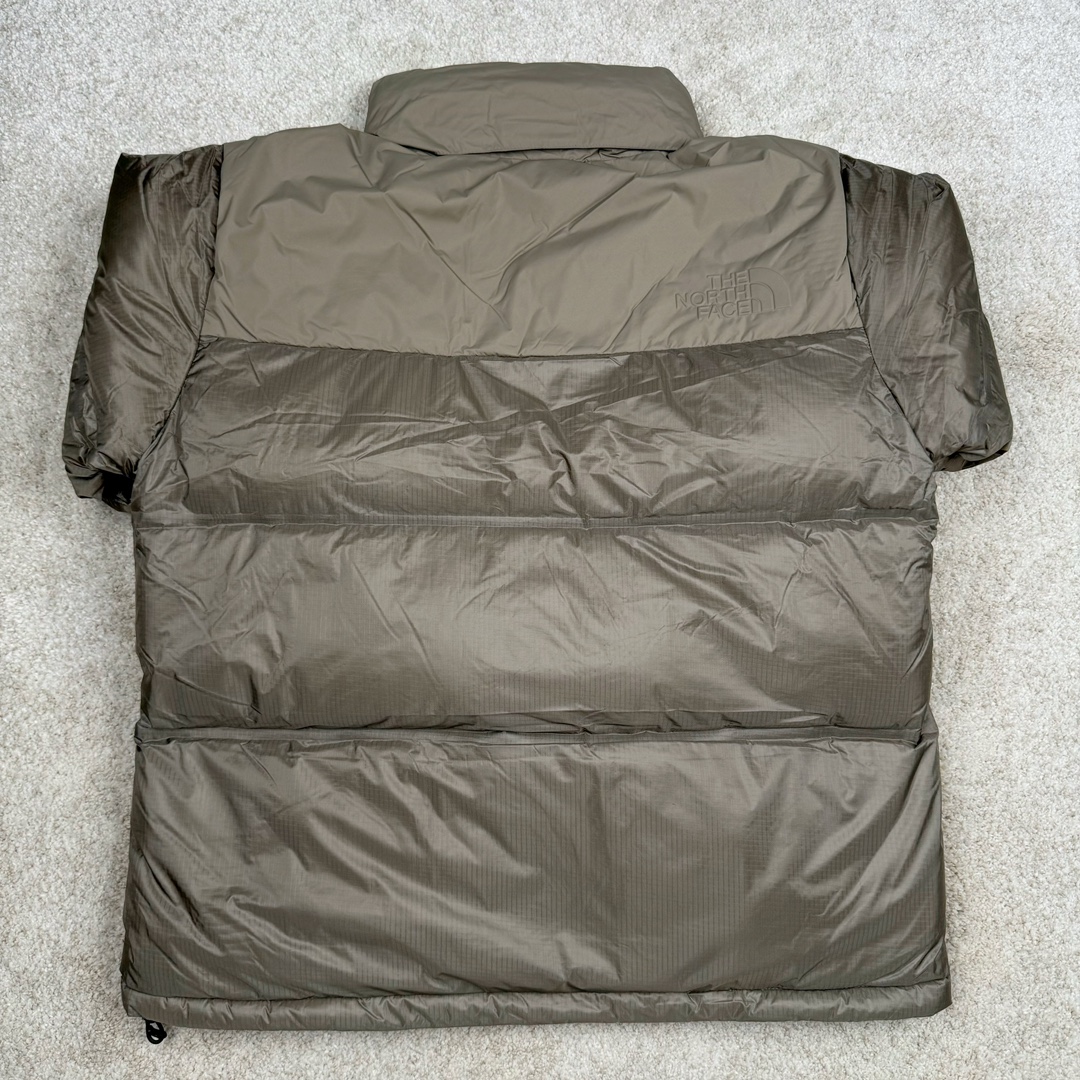 图片[2]-THE NORTH FACE GORE-TEX 北面全热封拼接撞色Logo印花蓬松立领拉链长袖羽绒服 The North Face于1966年成立，一直致力于为户外运动员的每一次严酷探索提供专业装备。作为全球户外运动领导品牌，The NorthFace以经过专业运动员测试、适应各类户外需求的产品助力探索者不断超越自我，激发人类潜能。The North Face象征着众多山脉中更冷、更值得挑战的北坡。品牌标志则来自Half Dome，一座位于美国加州Yosemite NationalPark（优胜美地国家公园）里的山峰，中文名字取为「北面」，象征着不畏惧的户外探索精神。1997年，The North Face采用全新的宣传标语「Never Stop Exploring探索永不停止」，体现品牌的探索精神，成为品牌的座右铭。 尺码：XS S M L XL XXL-选品中心