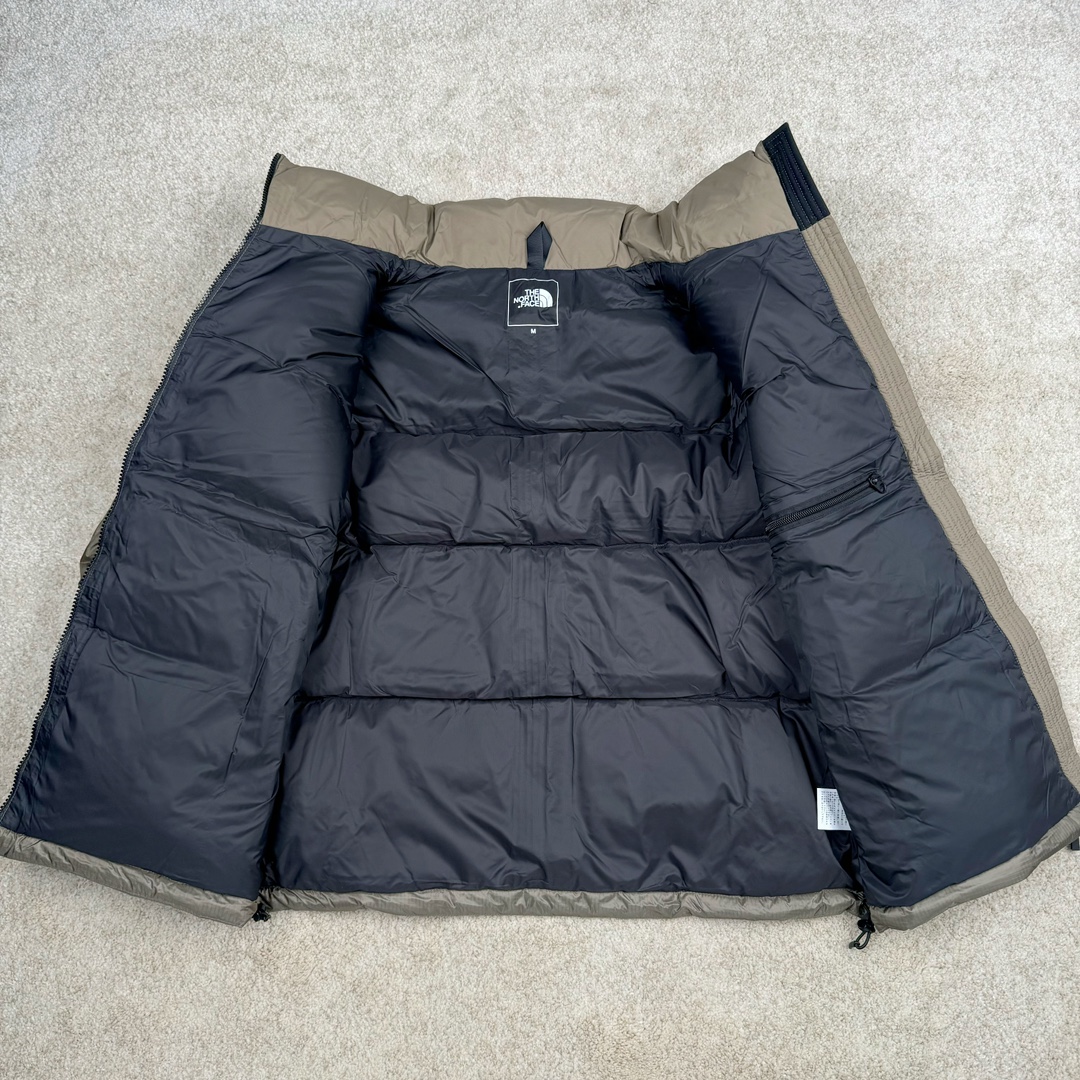 图片[3]-THE NORTH FACE GORE-TEX 北面全热封拼接撞色Logo印花蓬松立领拉链长袖羽绒服 The North Face于1966年成立，一直致力于为户外运动员的每一次严酷探索提供专业装备。作为全球户外运动领导品牌，The NorthFace以经过专业运动员测试、适应各类户外需求的产品助力探索者不断超越自我，激发人类潜能。The North Face象征着众多山脉中更冷、更值得挑战的北坡。品牌标志则来自Half Dome，一座位于美国加州Yosemite NationalPark（优胜美地国家公园）里的山峰，中文名字取为「北面」，象征着不畏惧的户外探索精神。1997年，The North Face采用全新的宣传标语「Never Stop Exploring探索永不停止」，体现品牌的探索精神，成为品牌的座右铭。 尺码：XS S M L XL XXL-选品中心