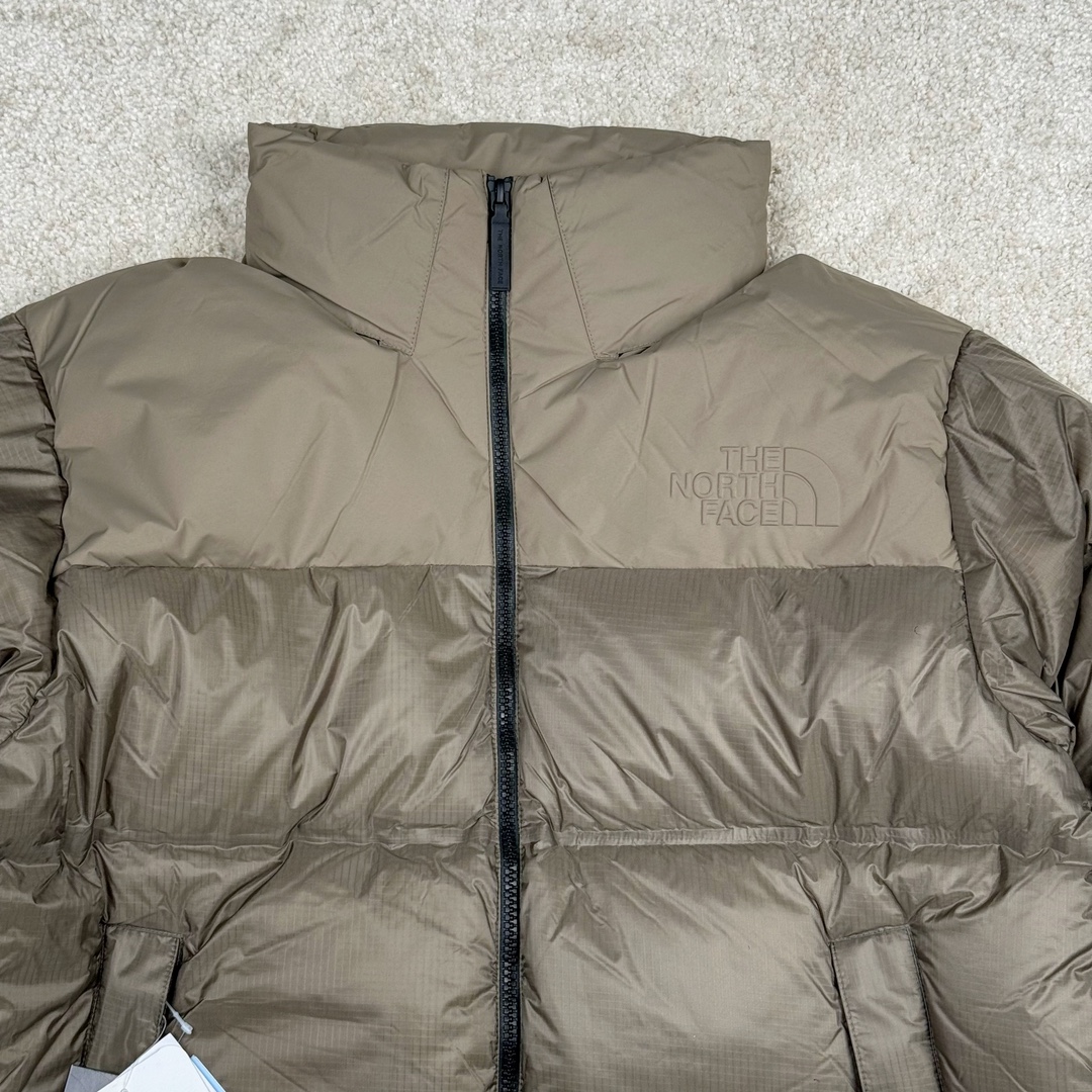 图片[4]-THE NORTH FACE GORE-TEX 北面全热封拼接撞色Logo印花蓬松立领拉链长袖羽绒服 The North Face于1966年成立，一直致力于为户外运动员的每一次严酷探索提供专业装备。作为全球户外运动领导品牌，The NorthFace以经过专业运动员测试、适应各类户外需求的产品助力探索者不断超越自我，激发人类潜能。The North Face象征着众多山脉中更冷、更值得挑战的北坡。品牌标志则来自Half Dome，一座位于美国加州Yosemite NationalPark（优胜美地国家公园）里的山峰，中文名字取为「北面」，象征着不畏惧的户外探索精神。1997年，The North Face采用全新的宣传标语「Never Stop Exploring探索永不停止」，体现品牌的探索精神，成为品牌的座右铭。 尺码：XS S M L XL XXL-选品中心