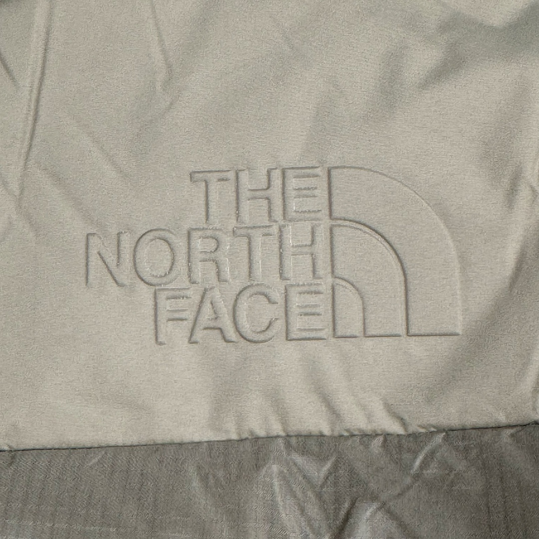 图片[10]-THE NORTH FACE GORE-TEX 北面全热封拼接撞色Logo印花蓬松立领拉链长袖羽绒服 The North Face于1966年成立，一直致力于为户外运动员的每一次严酷探索提供专业装备。作为全球户外运动领导品牌，The NorthFace以经过专业运动员测试、适应各类户外需求的产品助力探索者不断超越自我，激发人类潜能。The North Face象征着众多山脉中更冷、更值得挑战的北坡。品牌标志则来自Half Dome，一座位于美国加州Yosemite NationalPark（优胜美地国家公园）里的山峰，中文名字取为「北面」，象征着不畏惧的户外探索精神。1997年，The North Face采用全新的宣传标语「Never Stop Exploring探索永不停止」，体现品牌的探索精神，成为品牌的座右铭。 尺码：XS S M L XL XXL-选品中心