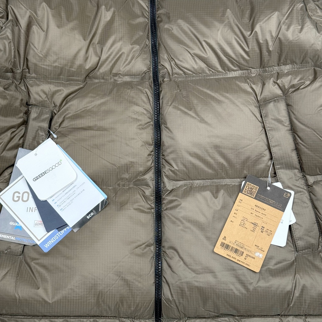 图片[7]-THE NORTH FACE GORE-TEX 北面全热封拼接撞色Logo印花蓬松立领拉链长袖羽绒服 The North Face于1966年成立，一直致力于为户外运动员的每一次严酷探索提供专业装备。作为全球户外运动领导品牌，The NorthFace以经过专业运动员测试、适应各类户外需求的产品助力探索者不断超越自我，激发人类潜能。The North Face象征着众多山脉中更冷、更值得挑战的北坡。品牌标志则来自Half Dome，一座位于美国加州Yosemite NationalPark（优胜美地国家公园）里的山峰，中文名字取为「北面」，象征着不畏惧的户外探索精神。1997年，The North Face采用全新的宣传标语「Never Stop Exploring探索永不停止」，体现品牌的探索精神，成为品牌的座右铭。 尺码：XS S M L XL XXL-选品中心