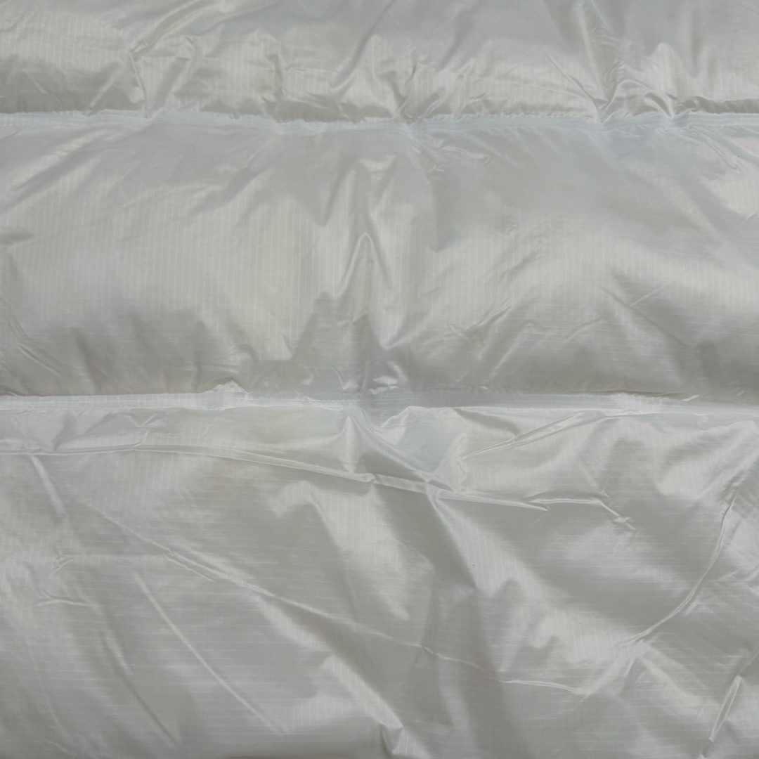 图片[13]-THE NORTH FACE GORE-TEX 北面全热封拼接撞色Logo印花蓬松立领拉链长袖羽绒服 The North Face于1966年成立，一直致力于为户外运动员的每一次严酷探索提供专业装备。作为全球户外运动领导品牌，The NorthFace以经过专业运动员测试、适应各类户外需求的产品助力探索者不断超越自我，激发人类潜能。The North Face象征着众多山脉中更冷、更值得挑战的北坡。品牌标志则来自Half Dome，一座位于美国加州Yosemite NationalPark（优胜美地国家公园）里的山峰，中文名字取为「北面」，象征着不畏惧的户外探索精神。1997年，The North Face采用全新的宣传标语「Never Stop Exploring探索永不停止」，体现品牌的探索精神，成为品牌的座右铭。 尺码：XS S M L XL XXL-选品中心