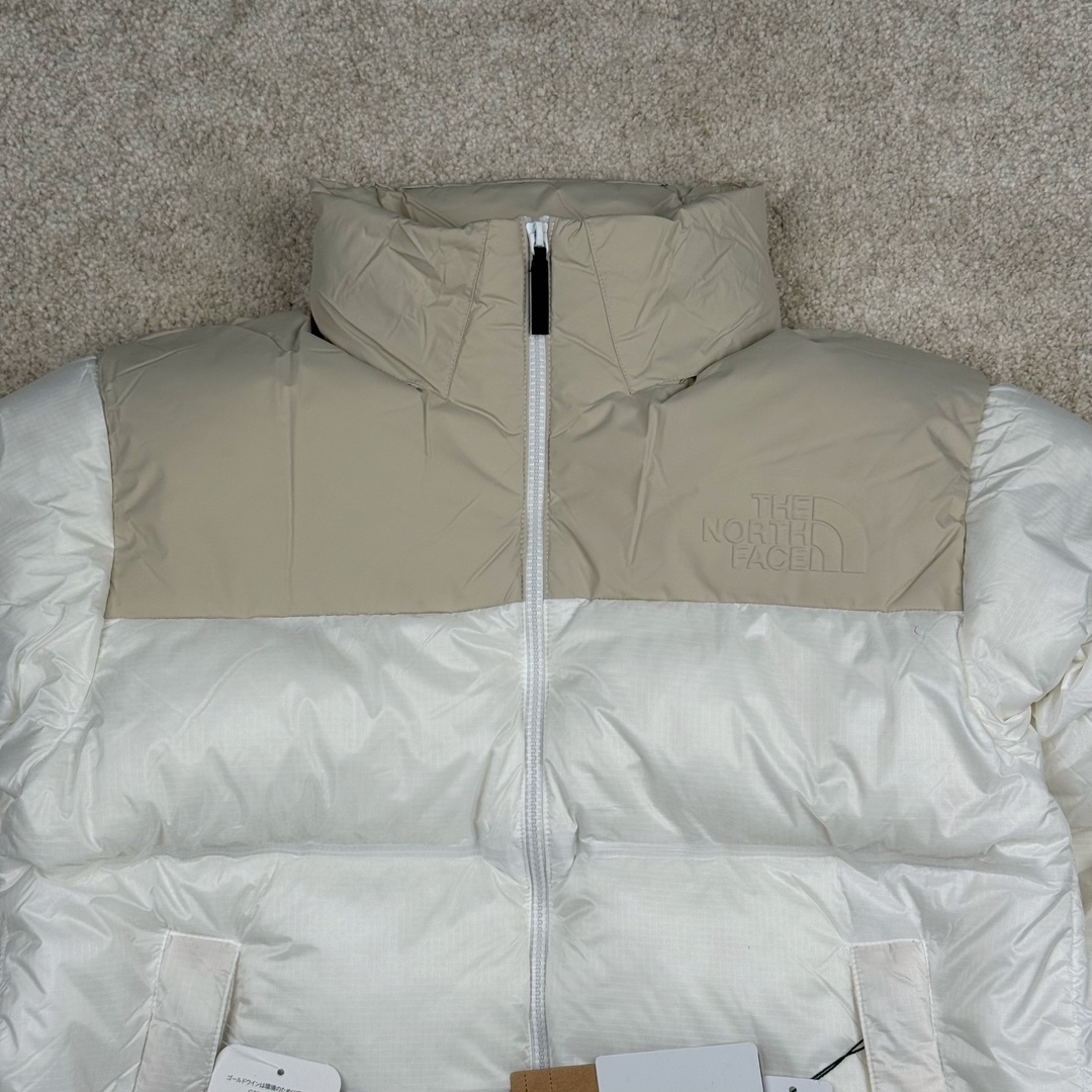 图片[5]-THE NORTH FACE GORE-TEX 北面全热封拼接撞色Logo印花蓬松立领拉链长袖羽绒服 The North Face于1966年成立，一直致力于为户外运动员的每一次严酷探索提供专业装备。作为全球户外运动领导品牌，The NorthFace以经过专业运动员测试、适应各类户外需求的产品助力探索者不断超越自我，激发人类潜能。The North Face象征着众多山脉中更冷、更值得挑战的北坡。品牌标志则来自Half Dome，一座位于美国加州Yosemite NationalPark（优胜美地国家公园）里的山峰，中文名字取为「北面」，象征着不畏惧的户外探索精神。1997年，The North Face采用全新的宣传标语「Never Stop Exploring探索永不停止」，体现品牌的探索精神，成为品牌的座右铭。 尺码：XS S M L XL XXL-选品中心