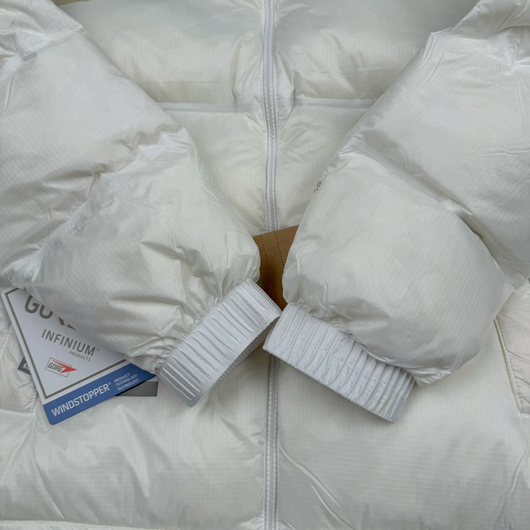 图片[9]-THE NORTH FACE GORE-TEX 北面全热封拼接撞色Logo印花蓬松立领拉链长袖羽绒服 The North Face于1966年成立，一直致力于为户外运动员的每一次严酷探索提供专业装备。作为全球户外运动领导品牌，The NorthFace以经过专业运动员测试、适应各类户外需求的产品助力探索者不断超越自我，激发人类潜能。The North Face象征着众多山脉中更冷、更值得挑战的北坡。品牌标志则来自Half Dome，一座位于美国加州Yosemite NationalPark（优胜美地国家公园）里的山峰，中文名字取为「北面」，象征着不畏惧的户外探索精神。1997年，The North Face采用全新的宣传标语「Never Stop Exploring探索永不停止」，体现品牌的探索精神，成为品牌的座右铭。 尺码：XS S M L XL XXL-选品中心