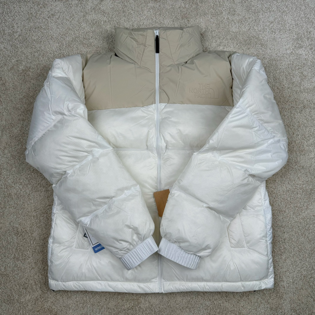 图片[2]-THE NORTH FACE GORE-TEX 北面全热封拼接撞色Logo印花蓬松立领拉链长袖羽绒服 The North Face于1966年成立，一直致力于为户外运动员的每一次严酷探索提供专业装备。作为全球户外运动领导品牌，The NorthFace以经过专业运动员测试、适应各类户外需求的产品助力探索者不断超越自我，激发人类潜能。The North Face象征着众多山脉中更冷、更值得挑战的北坡。品牌标志则来自Half Dome，一座位于美国加州Yosemite NationalPark（优胜美地国家公园）里的山峰，中文名字取为「北面」，象征着不畏惧的户外探索精神。1997年，The North Face采用全新的宣传标语「Never Stop Exploring探索永不停止」，体现品牌的探索精神，成为品牌的座右铭。 尺码：XS S M L XL XXL-选品中心