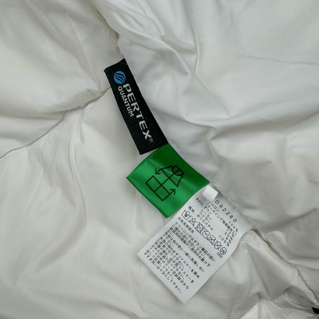 图片[14]-THE NORTH FACE GORE-TEX 北面全热封拼接撞色Logo印花蓬松立领拉链长袖羽绒服 The North Face于1966年成立，一直致力于为户外运动员的每一次严酷探索提供专业装备。作为全球户外运动领导品牌，The NorthFace以经过专业运动员测试、适应各类户外需求的产品助力探索者不断超越自我，激发人类潜能。The North Face象征着众多山脉中更冷、更值得挑战的北坡。品牌标志则来自Half Dome，一座位于美国加州Yosemite NationalPark（优胜美地国家公园）里的山峰，中文名字取为「北面」，象征着不畏惧的户外探索精神。1997年，The North Face采用全新的宣传标语「Never Stop Exploring探索永不停止」，体现品牌的探索精神，成为品牌的座右铭。 尺码：XS S M L XL XXL-选品中心