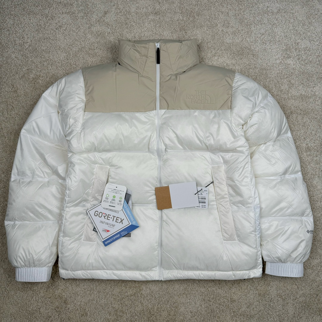 THE NORTH FACE GORE-TEX 北面全热封拼接撞色Logo印花蓬松立领拉链长袖羽绒服 The North Face于1966年成立，一直致力于为户外运动员的每一次严酷探索提供专业装备。作为全球户外运动领导品牌，The NorthFace以经过专业运动员测试、适应各类户外需求的产品助力探索者不断超越自我，激发人类潜能。The North Face象征着众多山脉中更冷、更值得挑战的北坡。品牌标志则来自Half Dome，一座位于美国加州Yosemite NationalPark（优胜美地国家公园）里的山峰，中文名字取为「北面」，象征着不畏惧的户外探索精神。1997年，The North Face采用全新的宣传标语「Never Stop Exploring探索永不停止」，体现品牌的探索精神，成为品牌的座右铭。 尺码：XS S M L XL XXL-选品中心