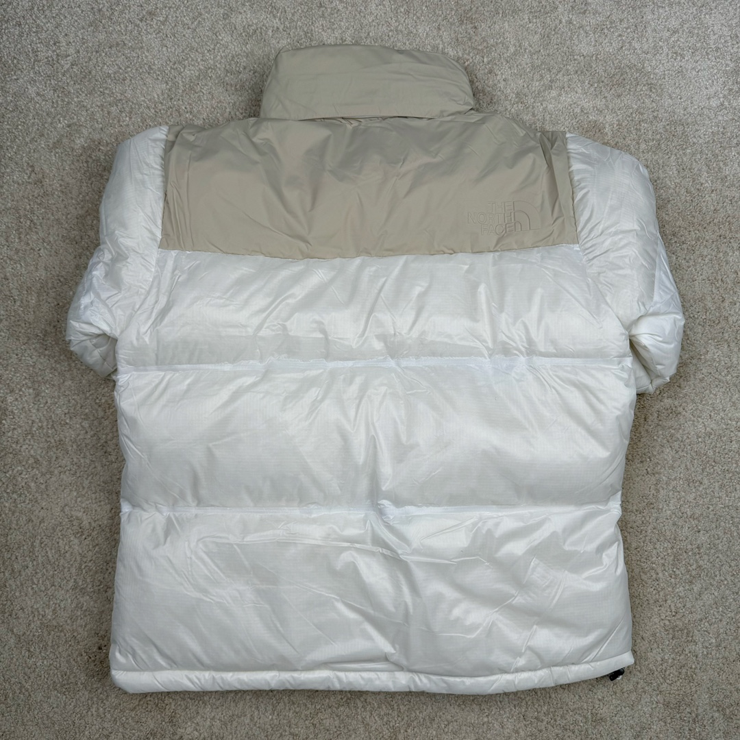 图片[3]-THE NORTH FACE GORE-TEX 北面全热封拼接撞色Logo印花蓬松立领拉链长袖羽绒服 The North Face于1966年成立，一直致力于为户外运动员的每一次严酷探索提供专业装备。作为全球户外运动领导品牌，The NorthFace以经过专业运动员测试、适应各类户外需求的产品助力探索者不断超越自我，激发人类潜能。The North Face象征着众多山脉中更冷、更值得挑战的北坡。品牌标志则来自Half Dome，一座位于美国加州Yosemite NationalPark（优胜美地国家公园）里的山峰，中文名字取为「北面」，象征着不畏惧的户外探索精神。1997年，The North Face采用全新的宣传标语「Never Stop Exploring探索永不停止」，体现品牌的探索精神，成为品牌的座右铭。 尺码：XS S M L XL XXL-选品中心