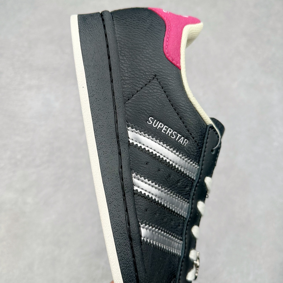 图片[6]-AD Originals Superstar 经典复古贝壳头板鞋 IF9282 诞生于1969年 是第一双将全皮面鞋 身与橡胶鞋头结合在一起的低帮篮球鞋 Superstar最开始 是作为高帮篮球鞋Pro Model的低帮版本而出现的 但因为其独特和醒目的橡胶鞋头造型而让大家熟知 被大家形象地称为\\\”shelltoe\\\”贝壳头 在70年代的美国职业篮球场上 接近3/4的NBA球员都将这双Superstar作为场上用鞋 80年代之后 经过不断的改良和发展 Superstar逐渐成为横跨时装、音乐、街头文化、休闲和运动等各大领域的时尚潮鞋 尺码：36 36.5 37 38 38.5 39 40 40.5 41 42 42.5 43 44 44.5 45-选品中心