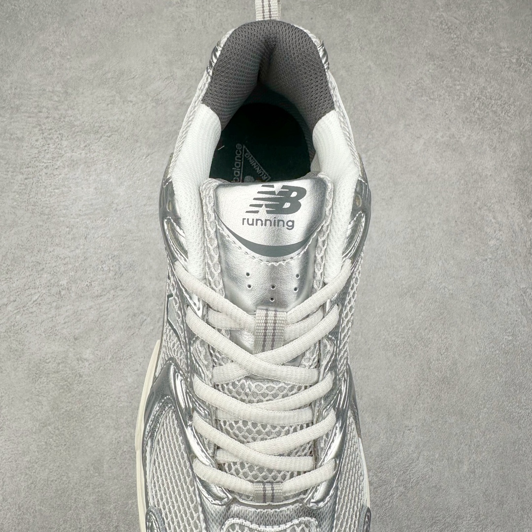 图片[5]-New Balance NB530 新百伦复古透气跑步鞋 抛弃过往以皮革为主的人气轮廓 以极具复古风范的跑鞋外观呈现 设计上全鞋以简约清爽的纯白色作基底 鞋身覆盖大面积织物网眼材质 并于鞋头、鞋带孔眼片等细节处点缀对比鲜明的反光银镀层凸显 鞋舌、侧身等位置则辅以一贯的「N」字标志和品牌徽标彰显身份 最后通过搭载的 ABZORB 缓震中底完善整体造型 尺码：36 37 37.5 38 38.5 39 40 40.5 41 42 42.5 43 44 45-选品中心