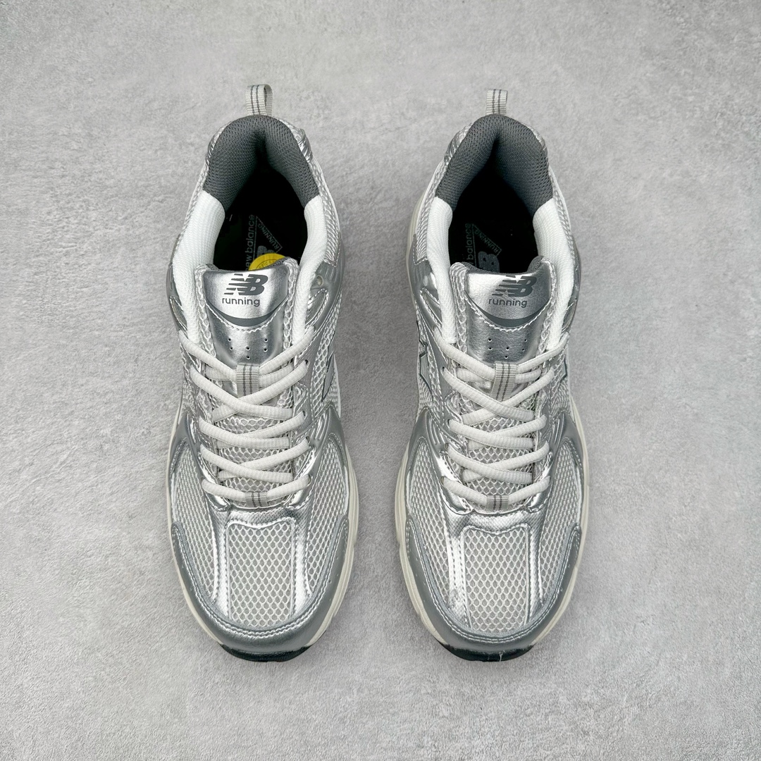 图片[2]-New Balance NB530 新百伦复古透气跑步鞋 抛弃过往以皮革为主的人气轮廓 以极具复古风范的跑鞋外观呈现 设计上全鞋以简约清爽的纯白色作基底 鞋身覆盖大面积织物网眼材质 并于鞋头、鞋带孔眼片等细节处点缀对比鲜明的反光银镀层凸显 鞋舌、侧身等位置则辅以一贯的「N」字标志和品牌徽标彰显身份 最后通过搭载的 ABZORB 缓震中底完善整体造型 尺码：36 37 37.5 38 38.5 39 40 40.5 41 42 42.5 43 44 45-选品中心