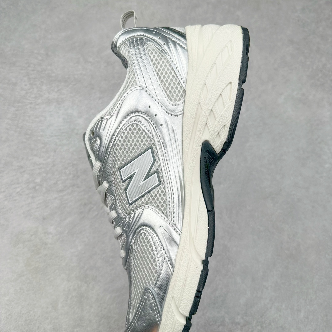 图片[7]-New Balance NB530 新百伦复古透气跑步鞋 抛弃过往以皮革为主的人气轮廓 以极具复古风范的跑鞋外观呈现 设计上全鞋以简约清爽的纯白色作基底 鞋身覆盖大面积织物网眼材质 并于鞋头、鞋带孔眼片等细节处点缀对比鲜明的反光银镀层凸显 鞋舌、侧身等位置则辅以一贯的「N」字标志和品牌徽标彰显身份 最后通过搭载的 ABZORB 缓震中底完善整体造型 尺码：36 37 37.5 38 38.5 39 40 40.5 41 42 42.5 43 44 45-选品中心